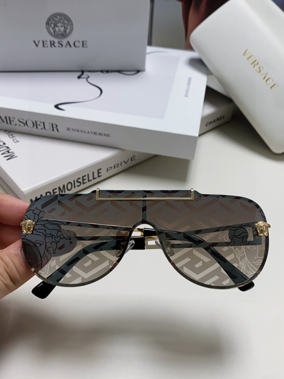 VERSACE ヴェルサセ メガネ型サングラス 2024年新作 フレームにロゴとメデューサの頭像 メンズ レディース 男女兼用 サングラス 黒色 真茶色 水銀 ブラウン 31404 - 画像 5