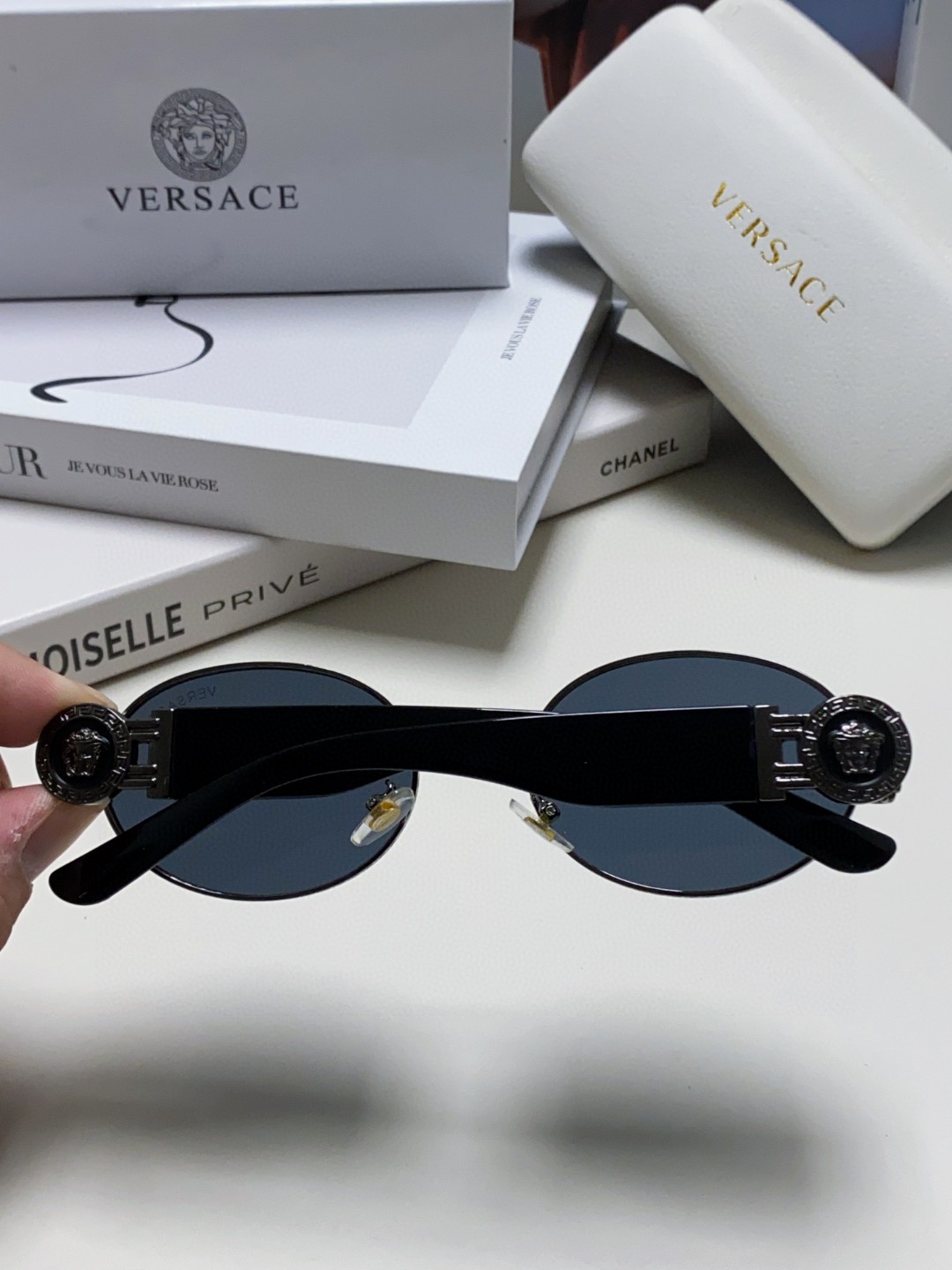 VERSACE ヴェルサーチ サングラス メガネ型 メンズ レディース フラットサングラス 35mm ブラック グリーン メダリオン フレーム 35mm 全2色 - 画像 6