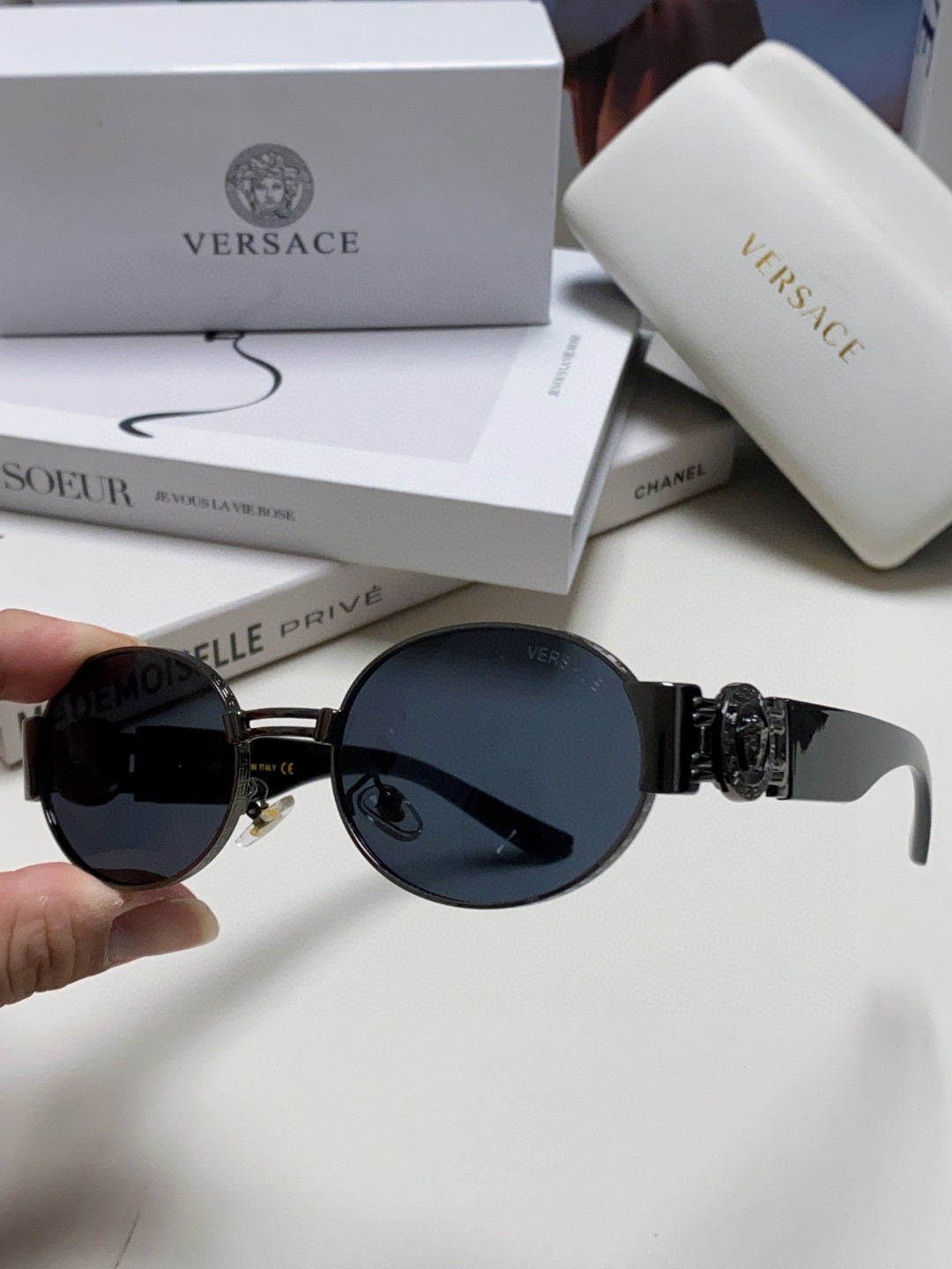 VERSACE ヴェルサーチ サングラス メガネ型 メンズ レディース フラットサングラス 35mm ブラック グリーン メダリオン フレーム 35mm 全2色 - 画像 7