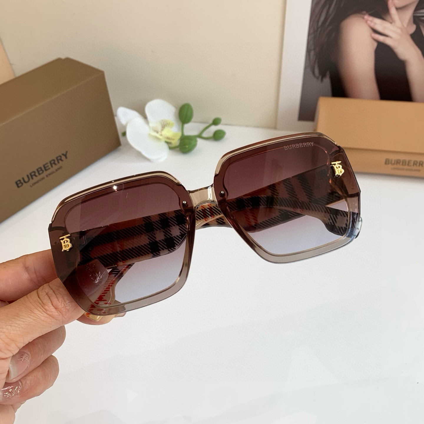 BURBERRY バーバリー サングラス 男女兼用 フラットシェイプ ブラック ブラウン 全2色 - 画像 3