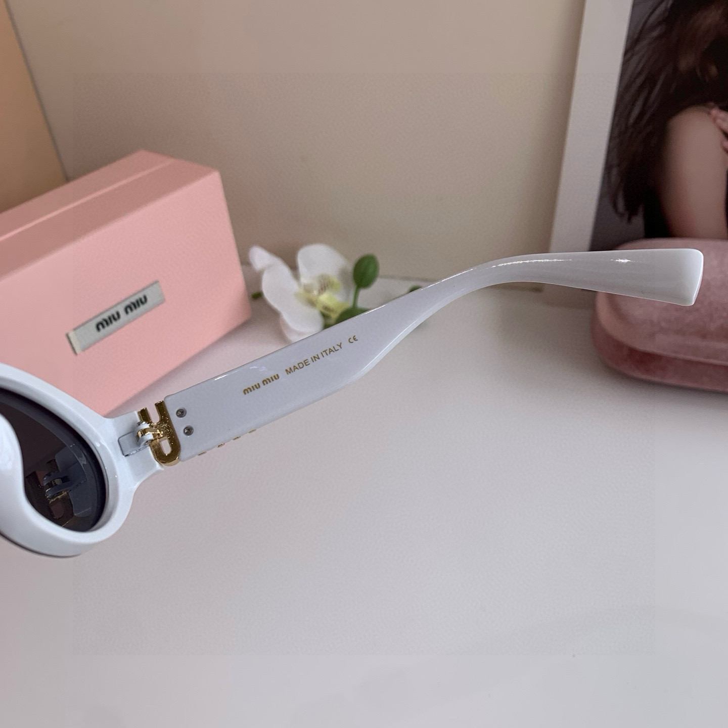 MIU MIU ミウミウ フレームサングラス 男女兼用 フレームサングラス メンズ レディース ブラック ホワイト 4色展開 - 画像 5