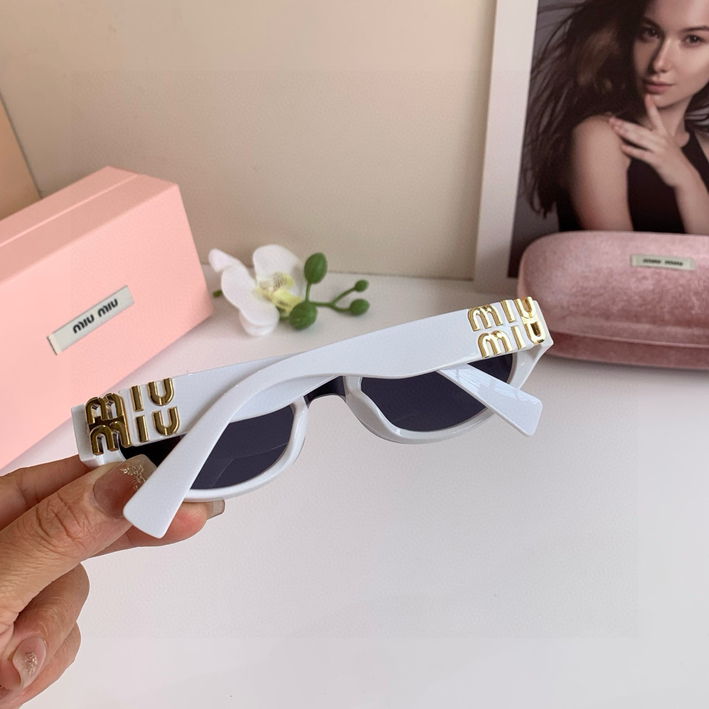 MIU MIU ミウミウ フレームサングラス 男女兼用 フレームサングラス メンズ レディース ブラック ホワイト 4色展開 - 画像 6