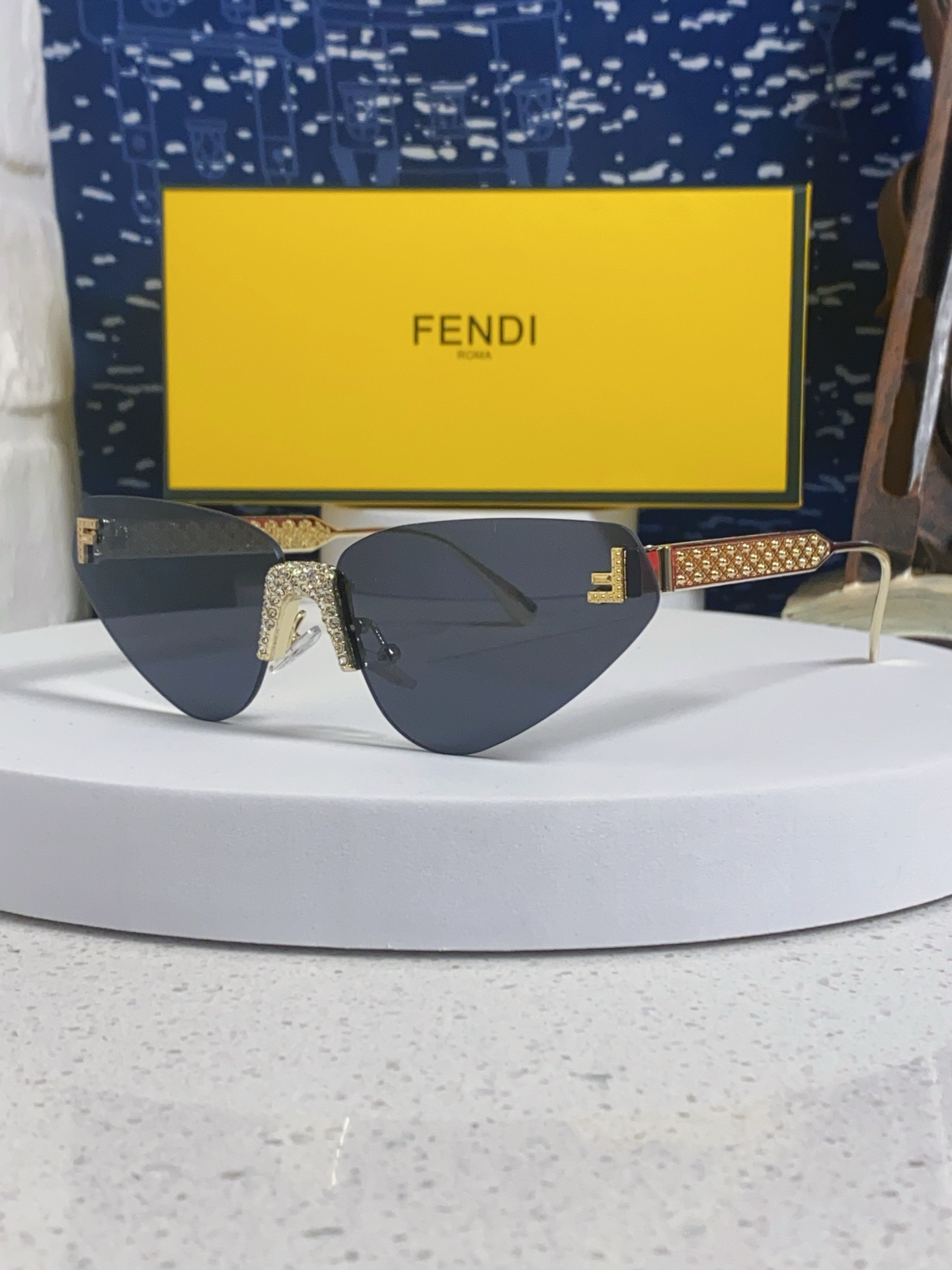 FENDI フェンディ サングラス フレームレス キャットアイ レディース 2025年新作 ファッション メタル シルバー ブラック 多色展開