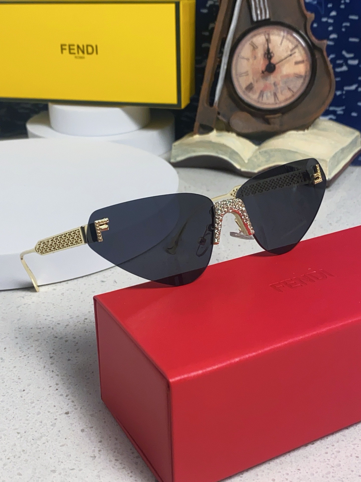 FENDI フェンディ サングラス フレームレス キャットアイ レディース 2025年新作 ファッション メタル シルバー ブラック 多色展開 - 画像 2