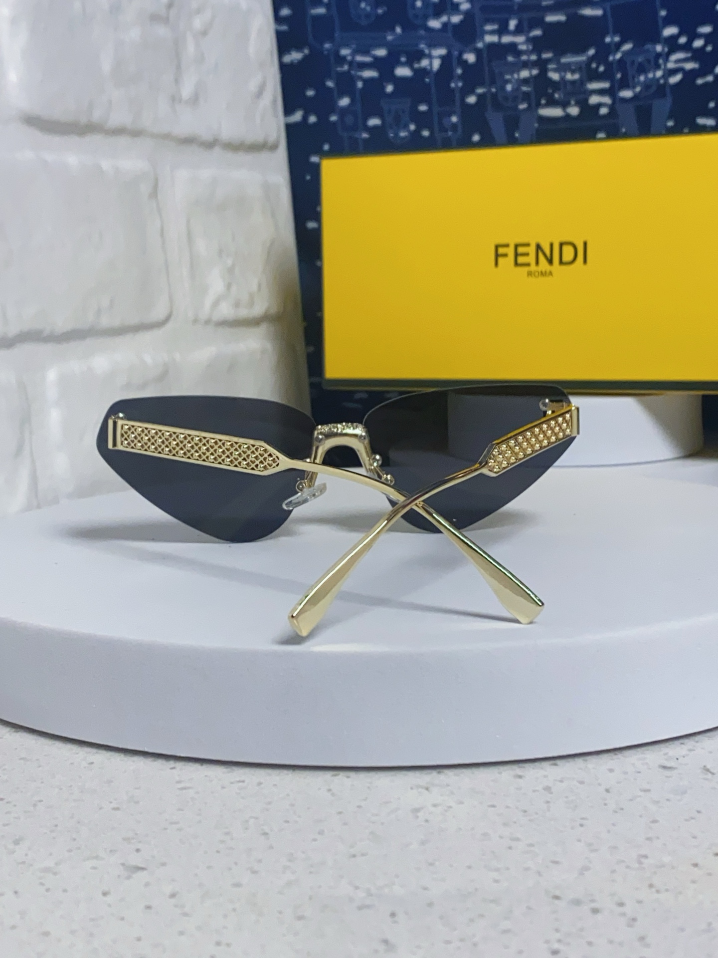 FENDI フェンディ サングラス フレームレス キャットアイ レディース 2025年新作 ファッション メタル シルバー ブラック 多色展開 - 画像 6