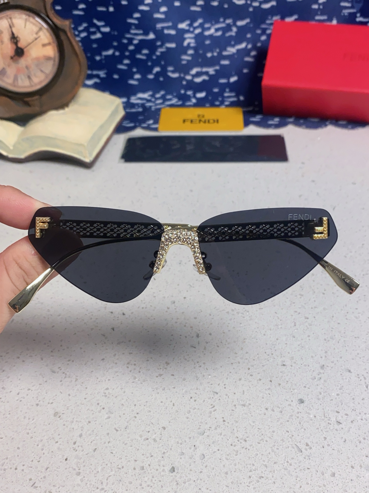 FENDI フェンディ サングラス フレームレス キャットアイ レディース 2025年新作 ファッション メタル シルバー ブラック 多色展開 - 画像 7