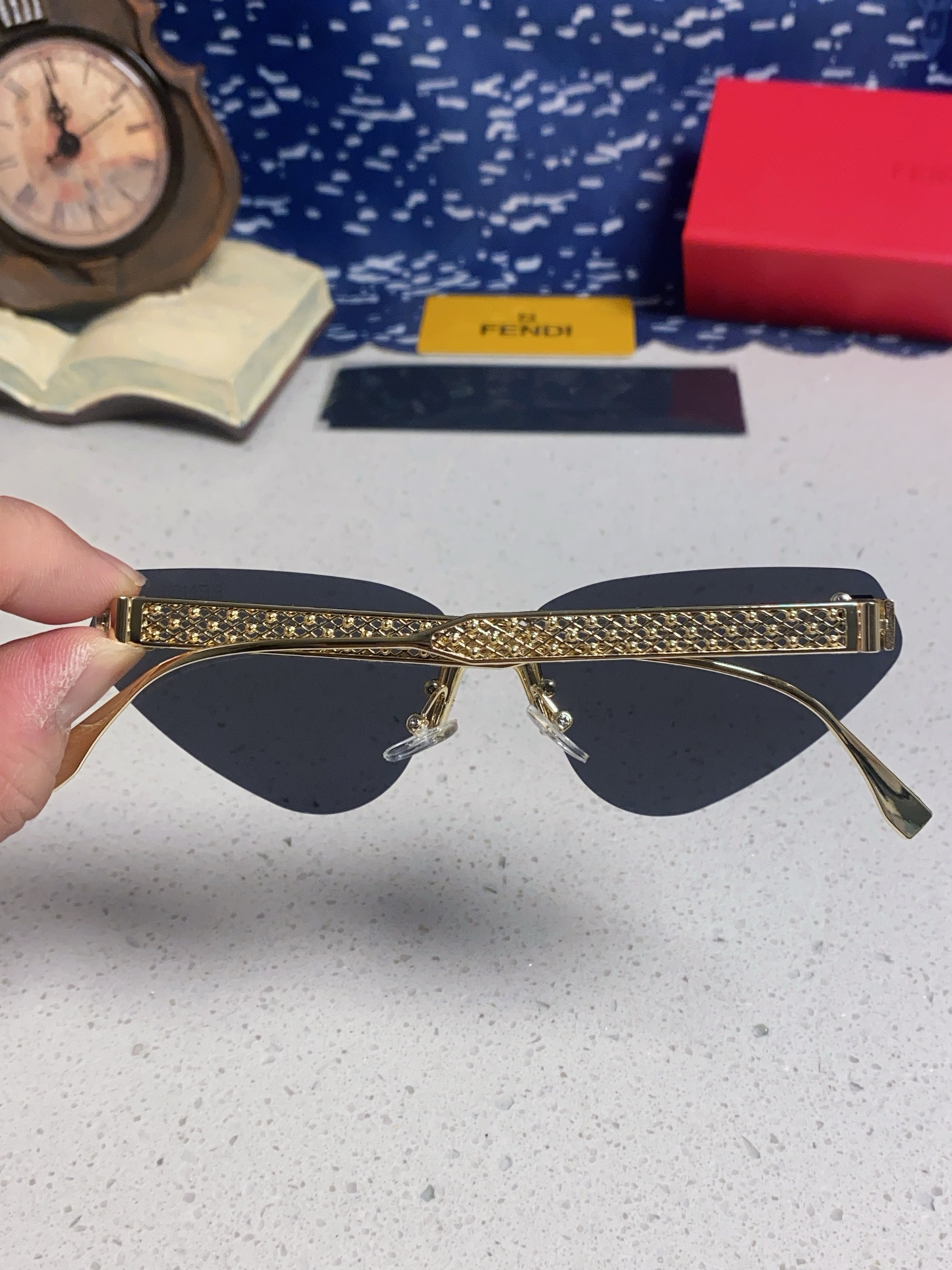 FENDI フェンディ サングラス フレームレス キャットアイ レディース 2025年新作 ファッション メタル シルバー ブラック 多色展開 - 画像 8