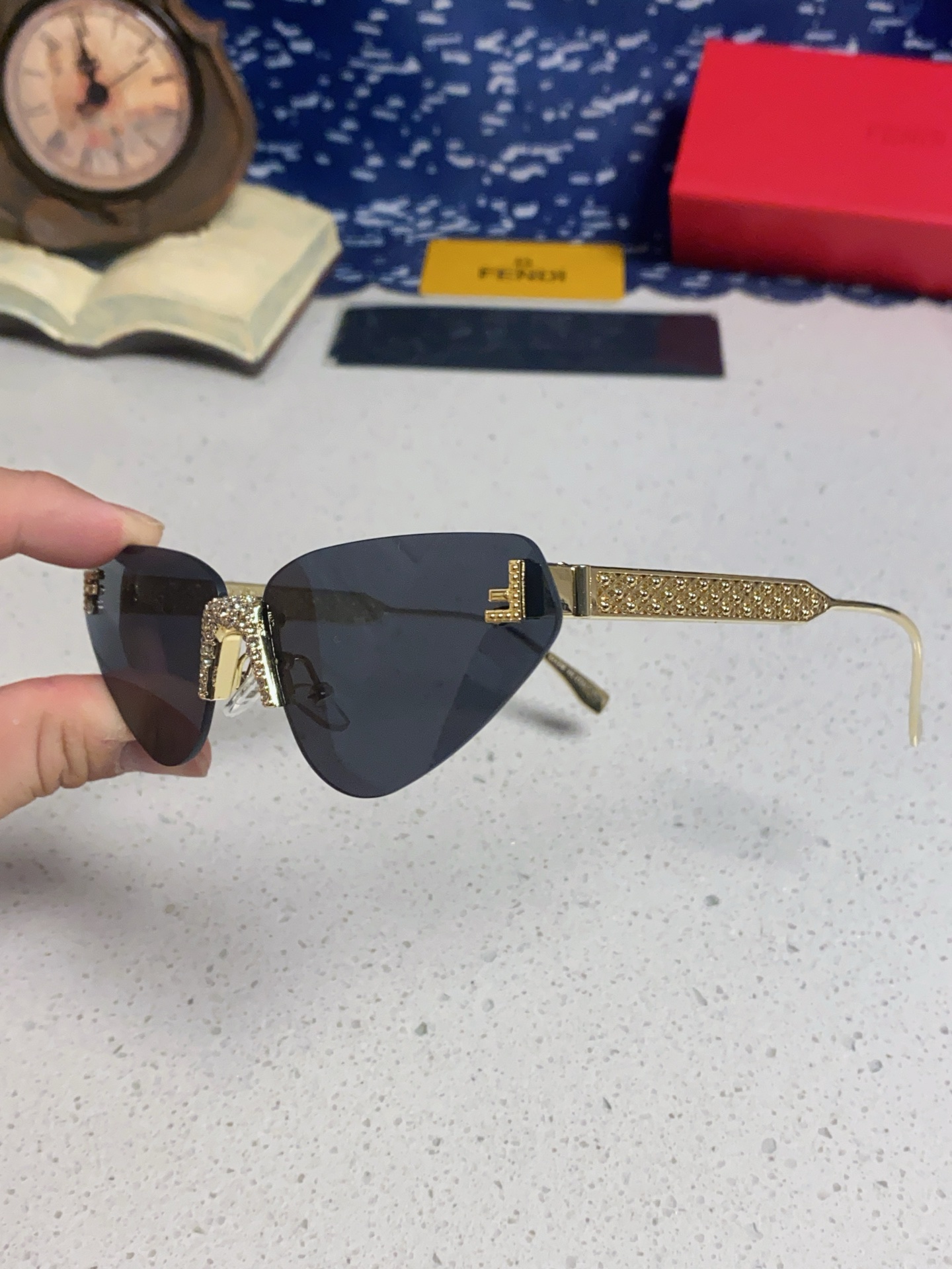 FENDI フェンディ サングラス フレームレス キャットアイ レディース 2025年新作 ファッション メタル シルバー ブラック 多色展開 - 画像 9