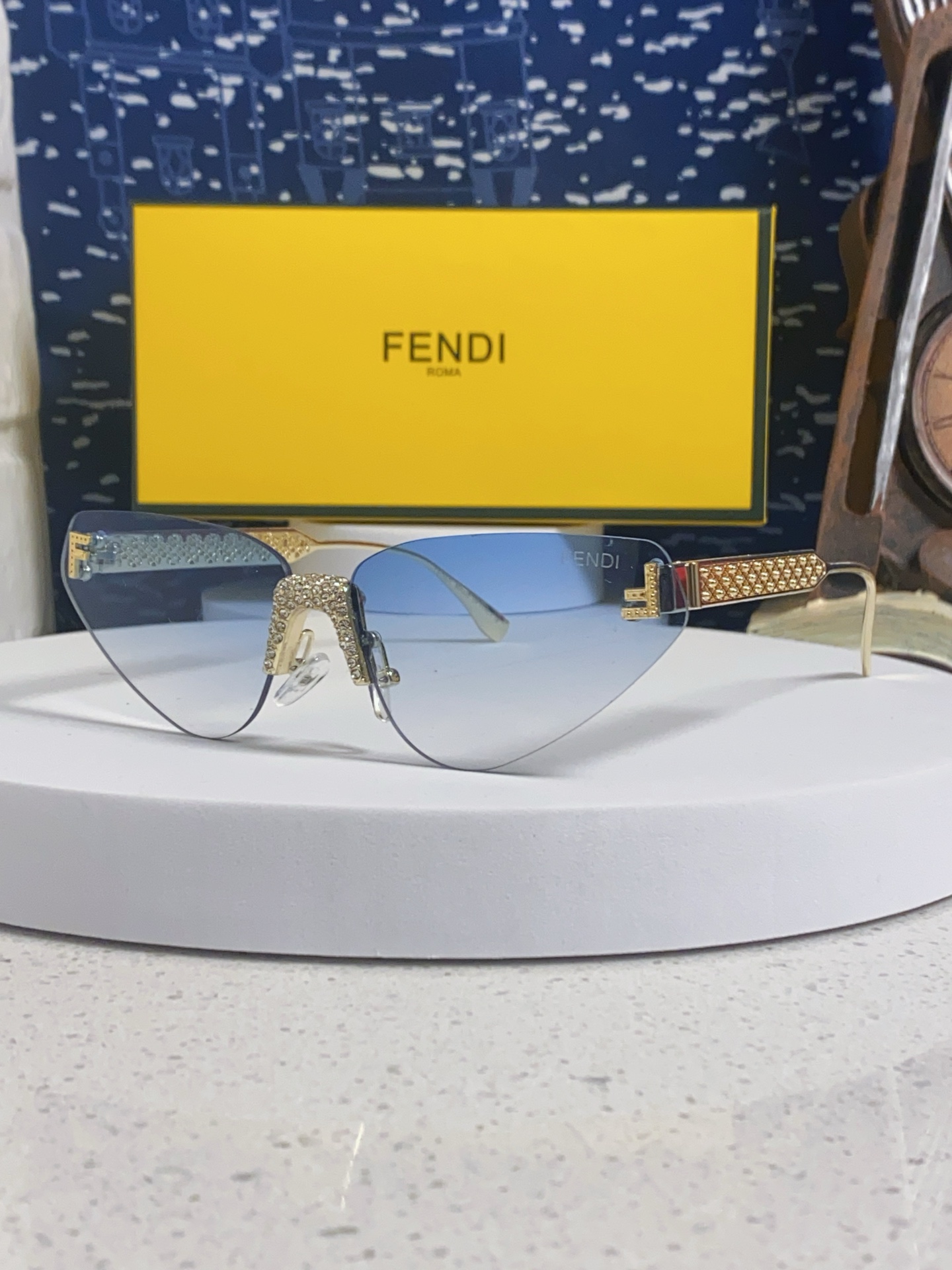 FENDI フェンディ フレームレスサングラス 2025年新作 シルバーフレーム レディース オーバル型 多色展開