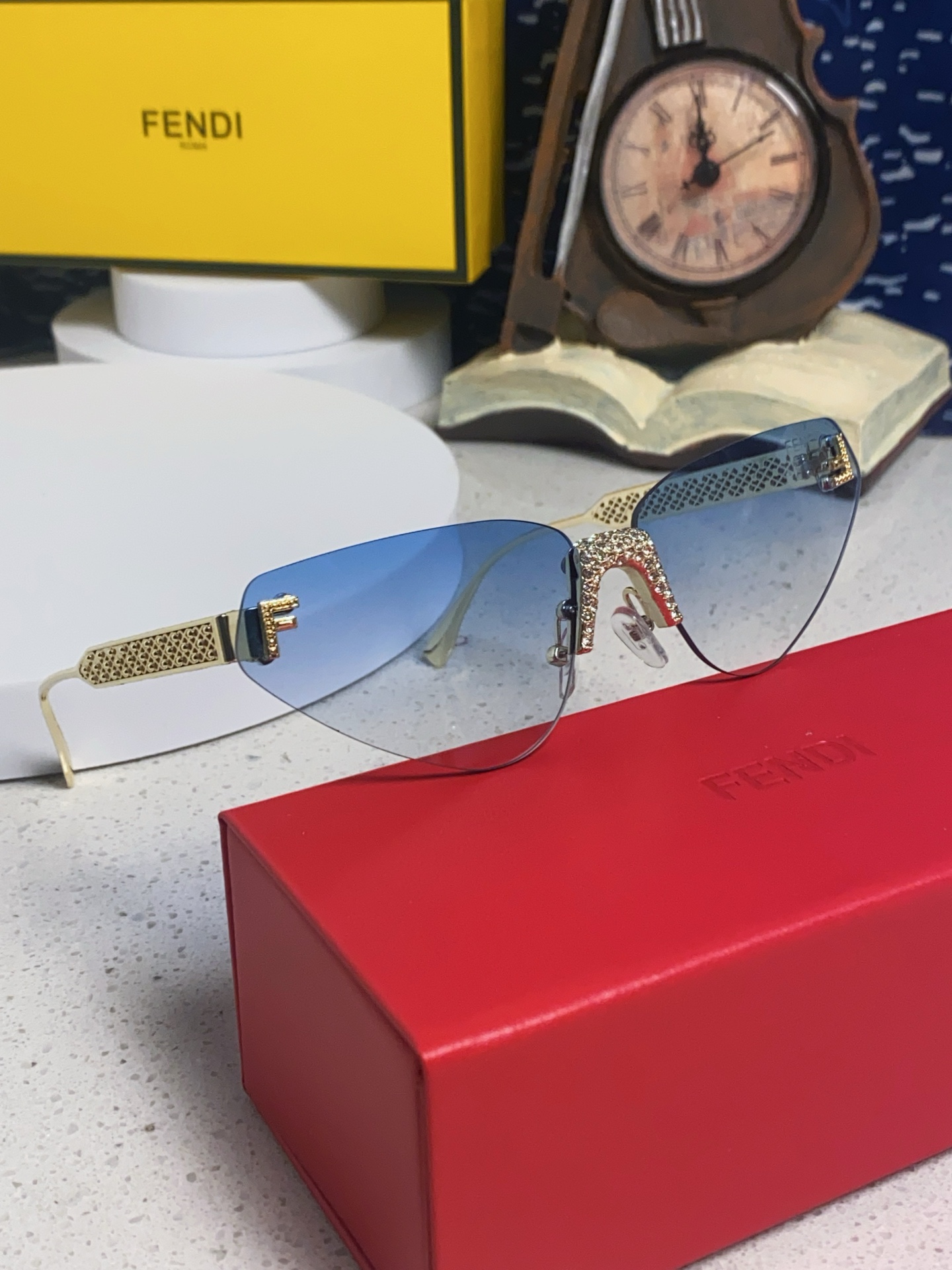 FENDI フェンディ フレームレスサングラス 2025年新作 シルバーフレーム レディース オーバル型 多色展開 - 画像 2