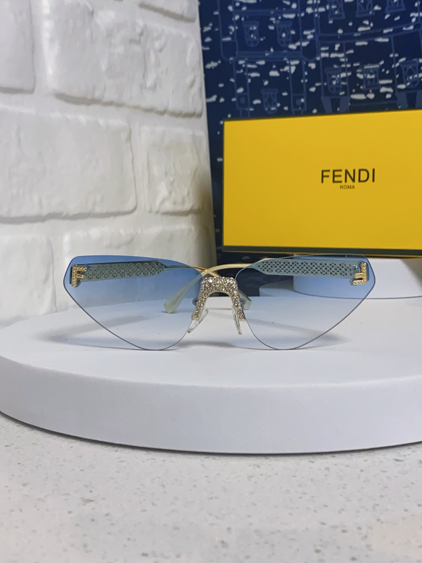 FENDI フェンディ フレームレスサングラス 2025年新作 シルバーフレーム レディース オーバル型 多色展開 - 画像 5