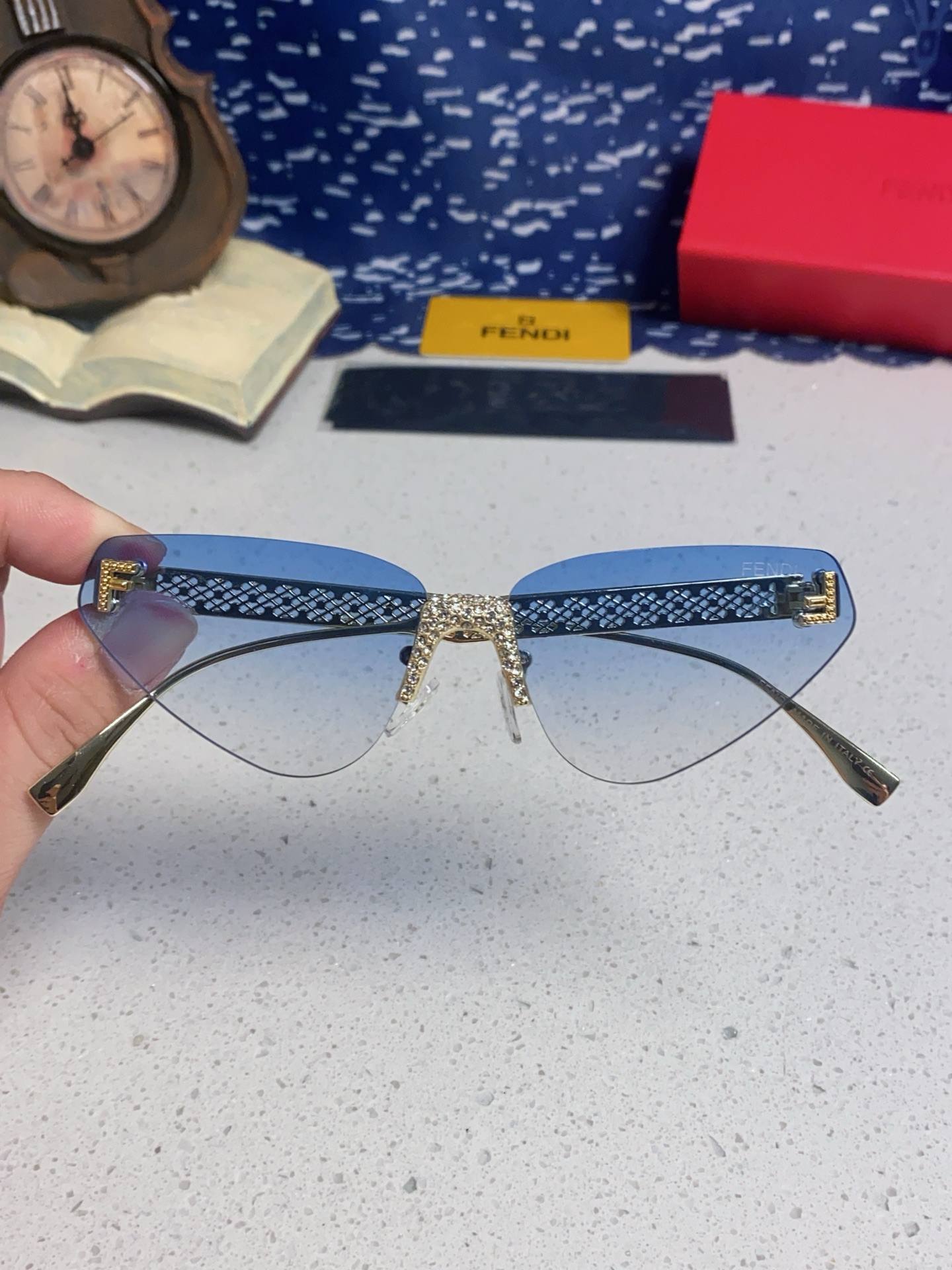 FENDI フェンディ フレームレスサングラス 2025年新作 シルバーフレーム レディース オーバル型 多色展開 - 画像 7