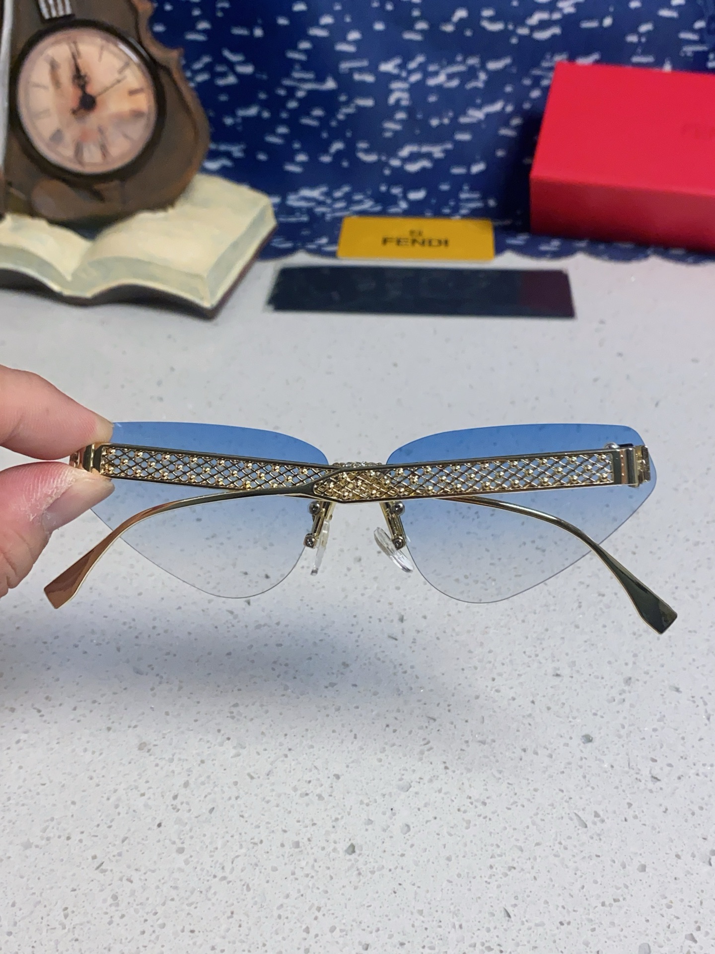 FENDI フェンディ フレームレスサングラス 2025年新作 シルバーフレーム レディース オーバル型 多色展開 - 画像 8