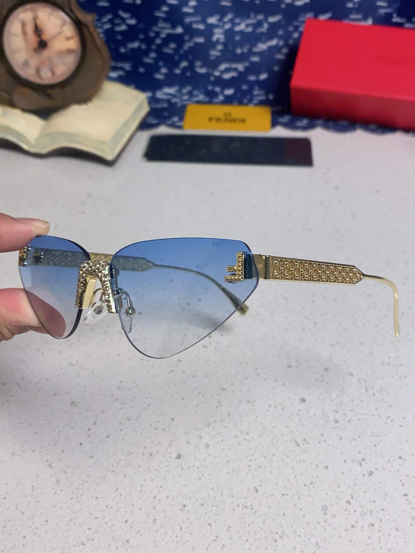 FENDI フェンディ フレームレスサングラス 2025年新作 シルバーフレーム レディース オーバル型 多色展開 - 画像 9