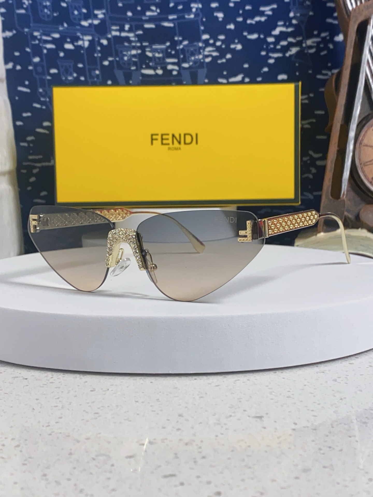 FENDI フェンディ サングラス フレームレス ファンシーフェイス オーバル レディース 多色展開