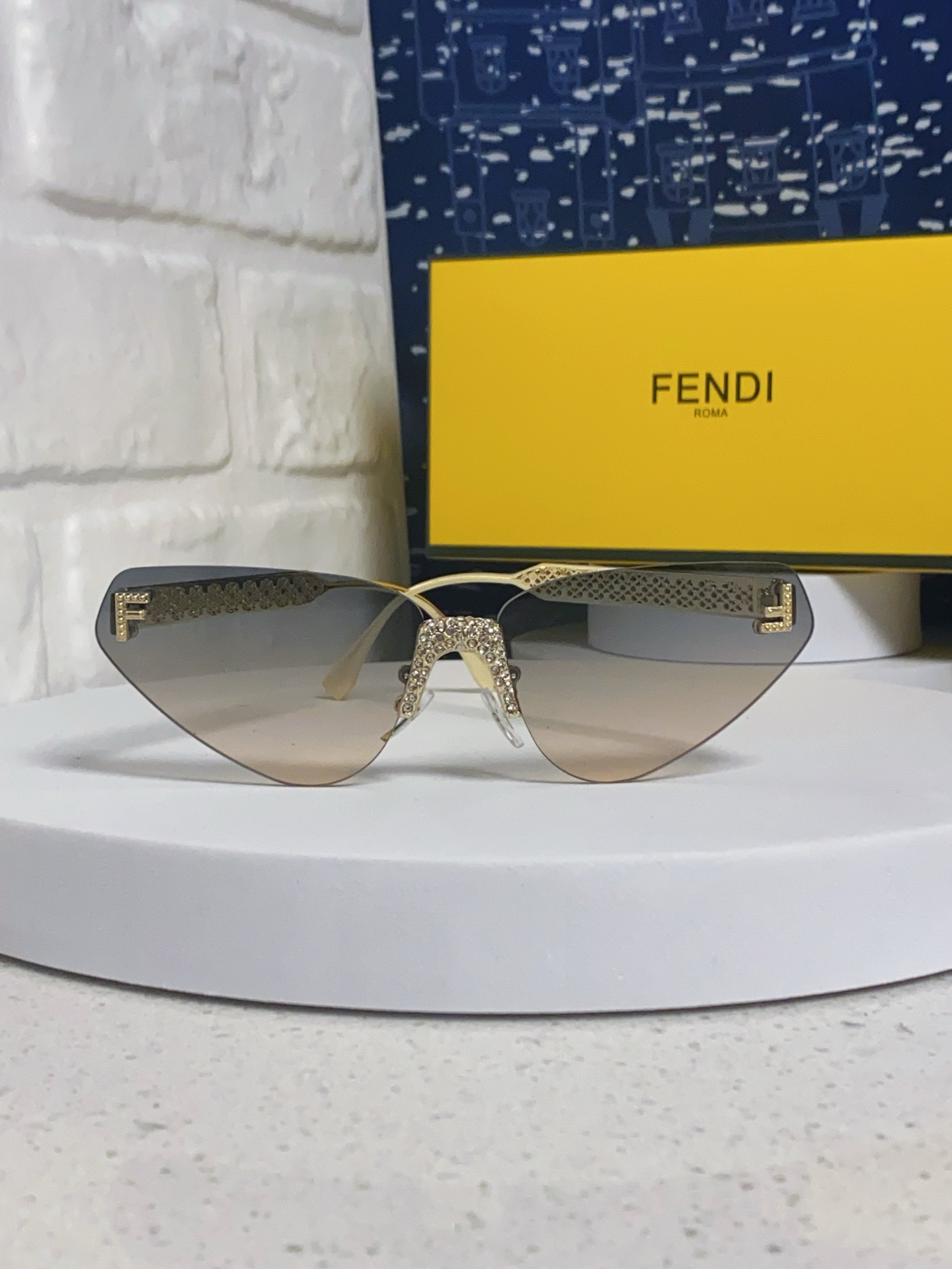 FENDI フェンディ サングラス フレームレス ファンシーフェイス オーバル レディース 多色展開 - 画像 5