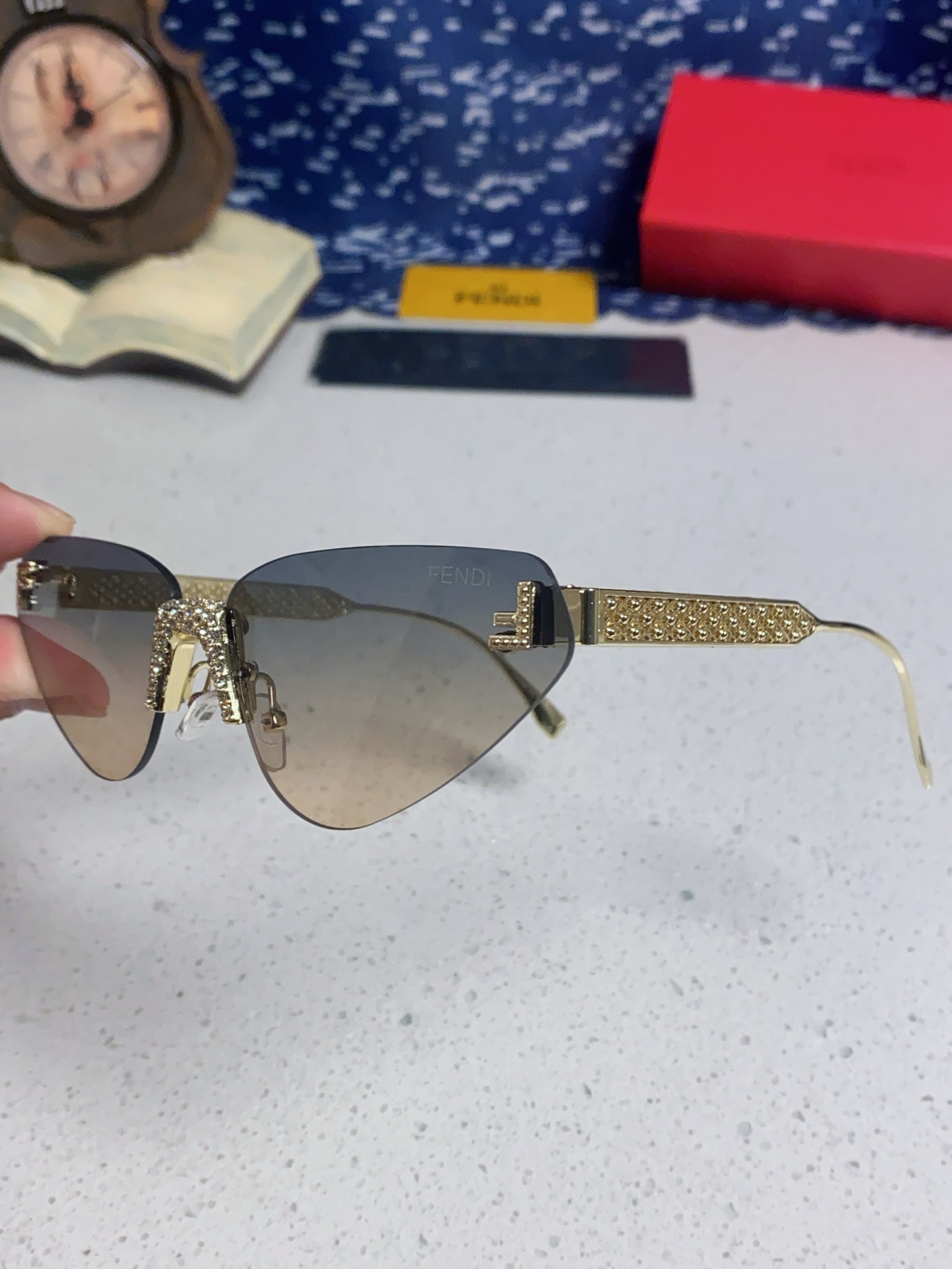 FENDI フェンディ サングラス フレームレス ファンシーフェイス オーバル レディース 多色展開 - 画像 9