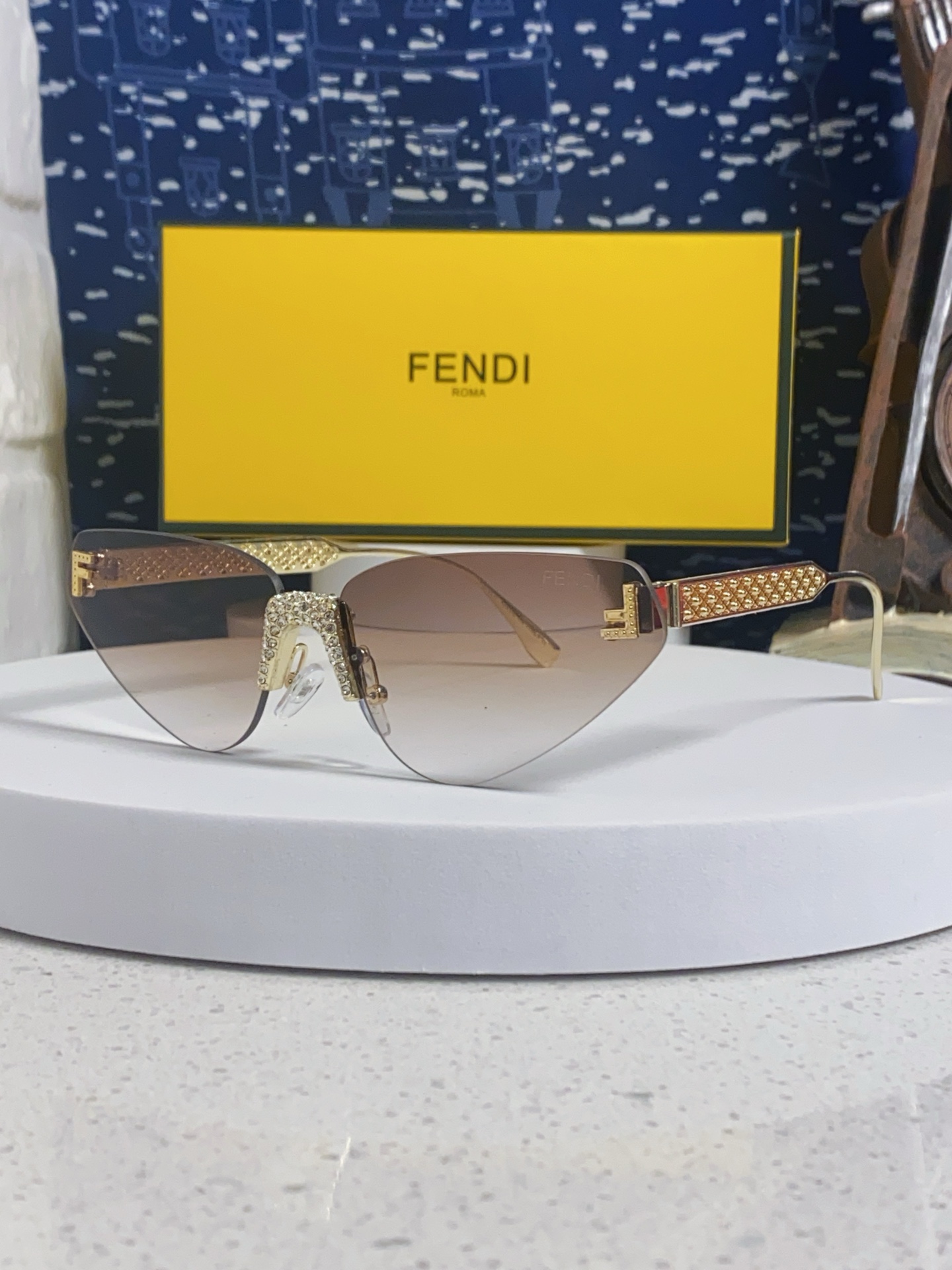 FENDI フェンディ サングラス フレームレス猫目 レディース イタリア製 高級感 ブラウン 多色展開