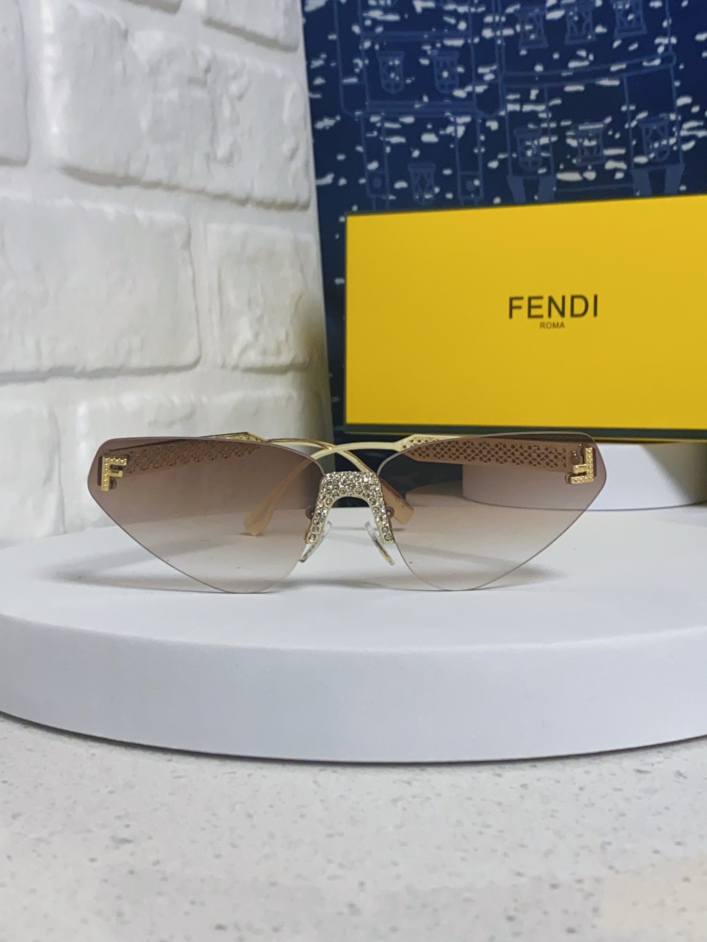 FENDI フェンディ サングラス フレームレス猫目 レディース イタリア製 高級感 ブラウン 多色展開 - 画像 5