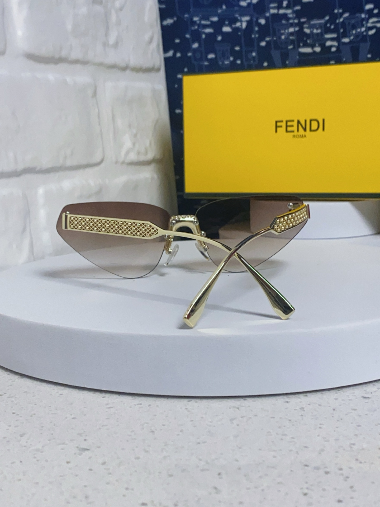 FENDI フェンディ サングラス フレームレス猫目 レディース イタリア製 高級感 ブラウン 多色展開 - 画像 6