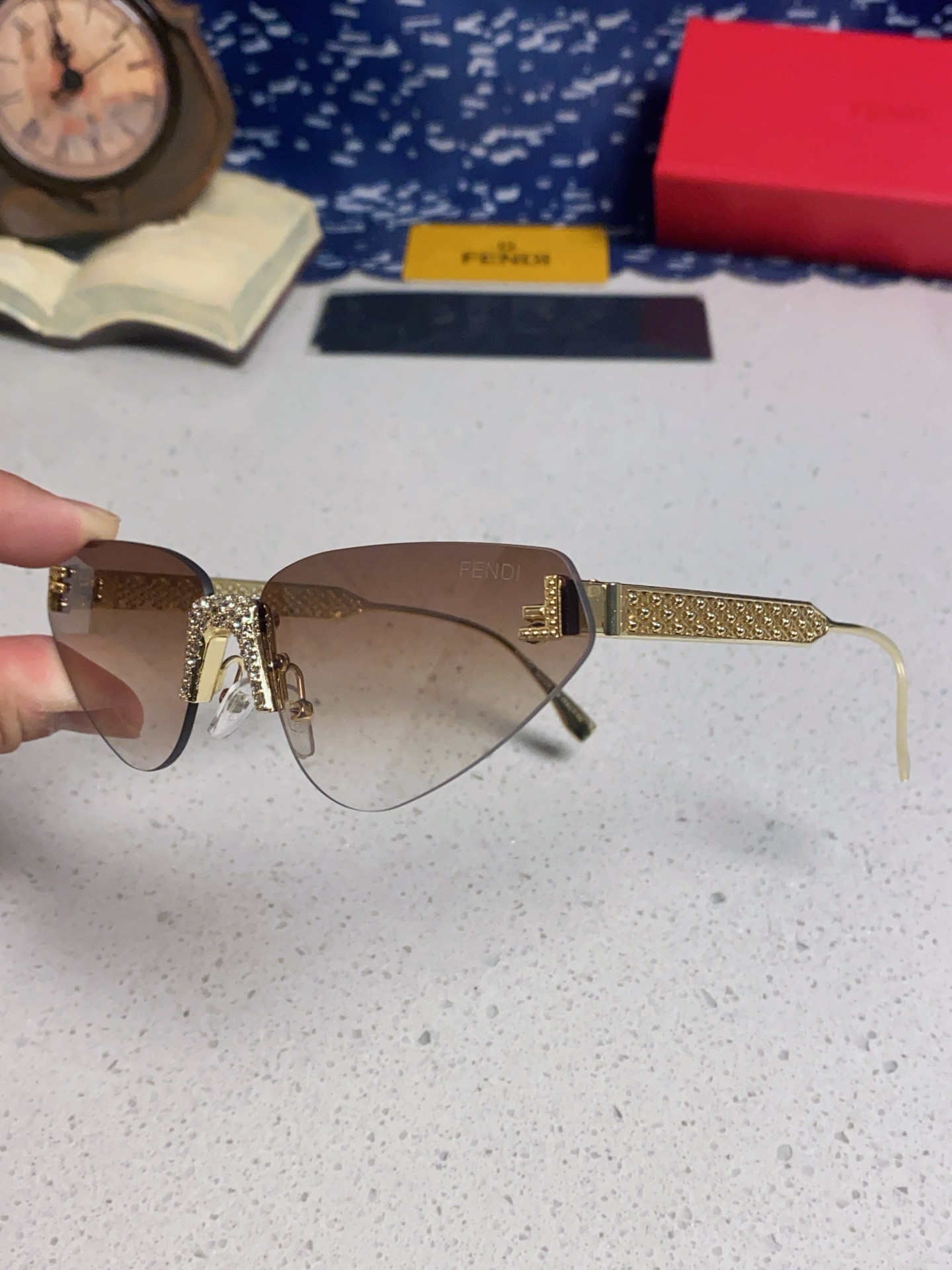 FENDI フェンディ サングラス フレームレス猫目 レディース イタリア製 高級感 ブラウン 多色展開 - 画像 9