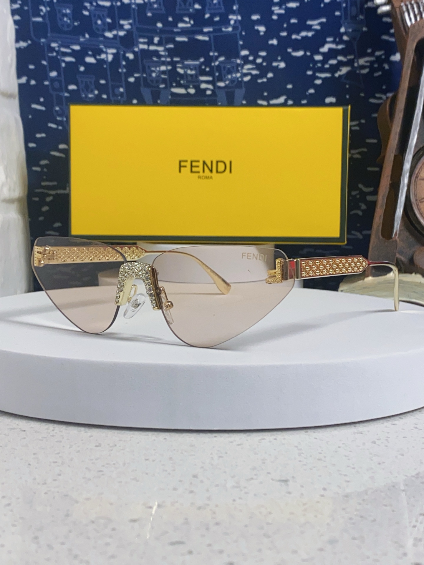 FENDI フェンディ サングラス フレームレス ファッション 金属 カタチ ファッション レディース 多色展開