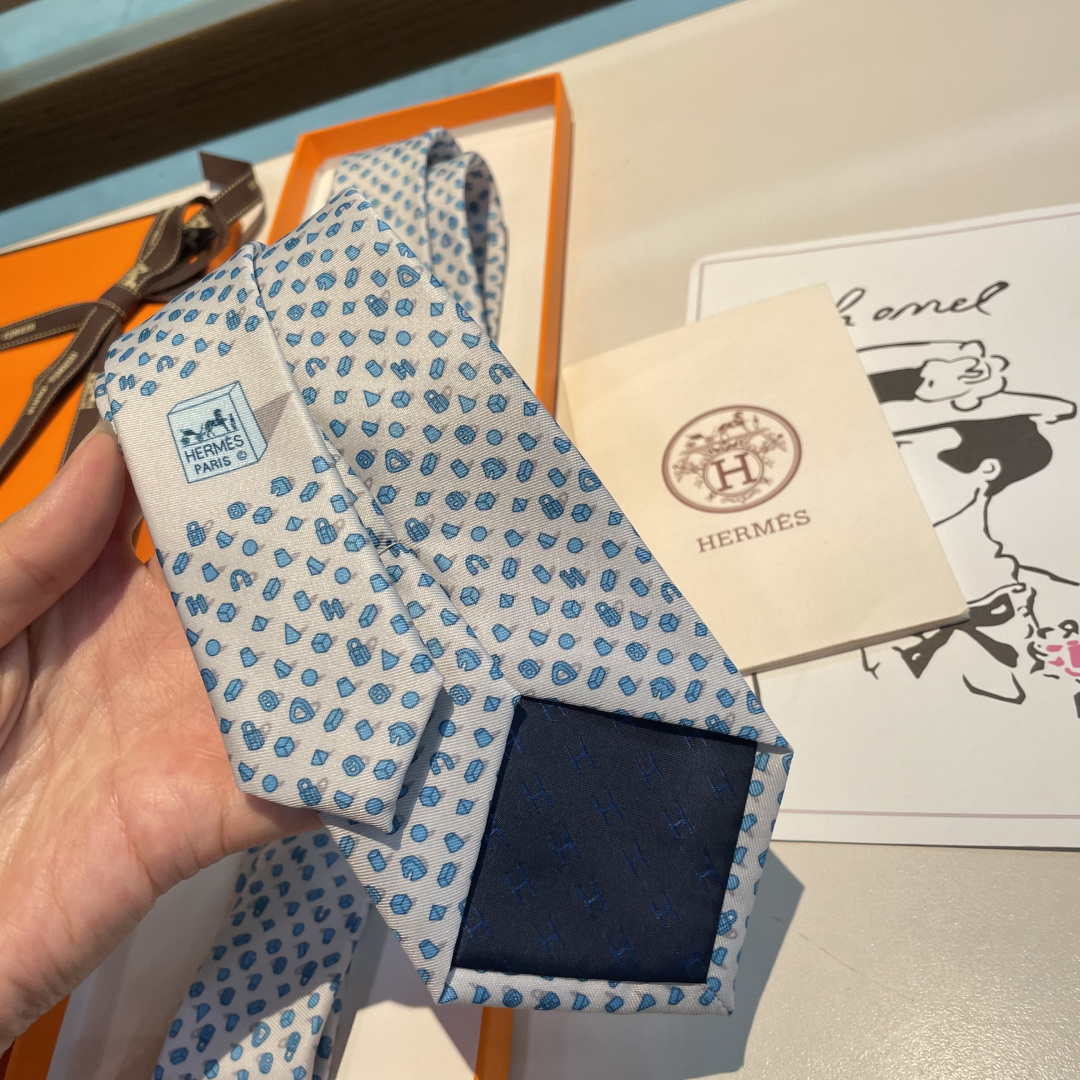 Hチェーン柄 ネクタイ ハイブランド調 結婚式 ホスト 衣装 高級シルク調 光沢 水色 - 画像 3