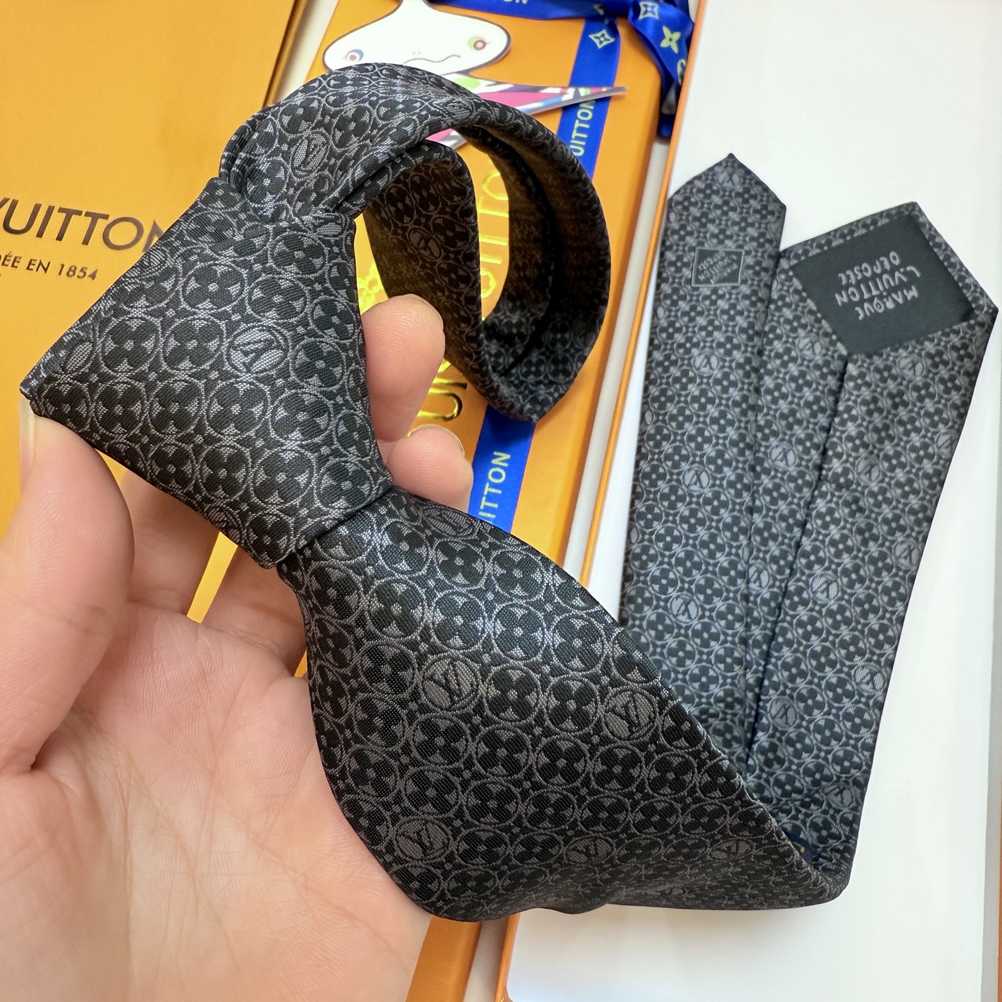 モノグラムフラワー柄 ネクタイ ルイヴィトン風 プレゼント ホスト 衣装 高級シルク調 光沢 ネイビー - 画像 2