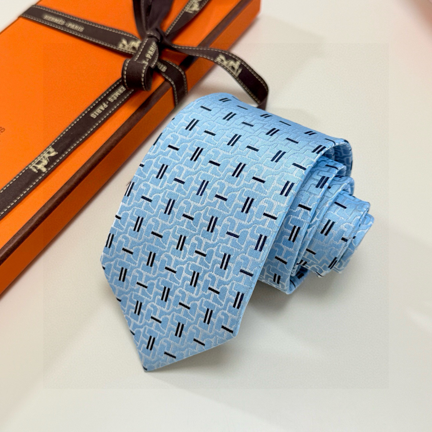 H柄 ネクタイ ハイブランド調 結婚式 ホスト 衣装 高級シルク調 光沢 水色