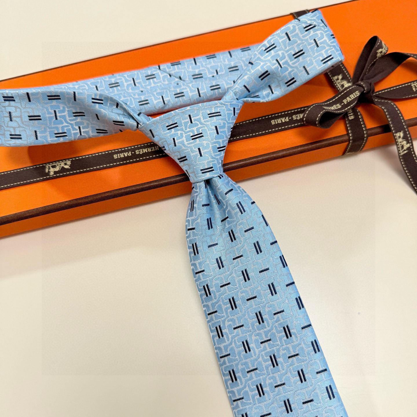 H柄 ネクタイ ハイブランド調 結婚式 ホスト 衣装 高級シルク調 光沢 水色 - 画像 2