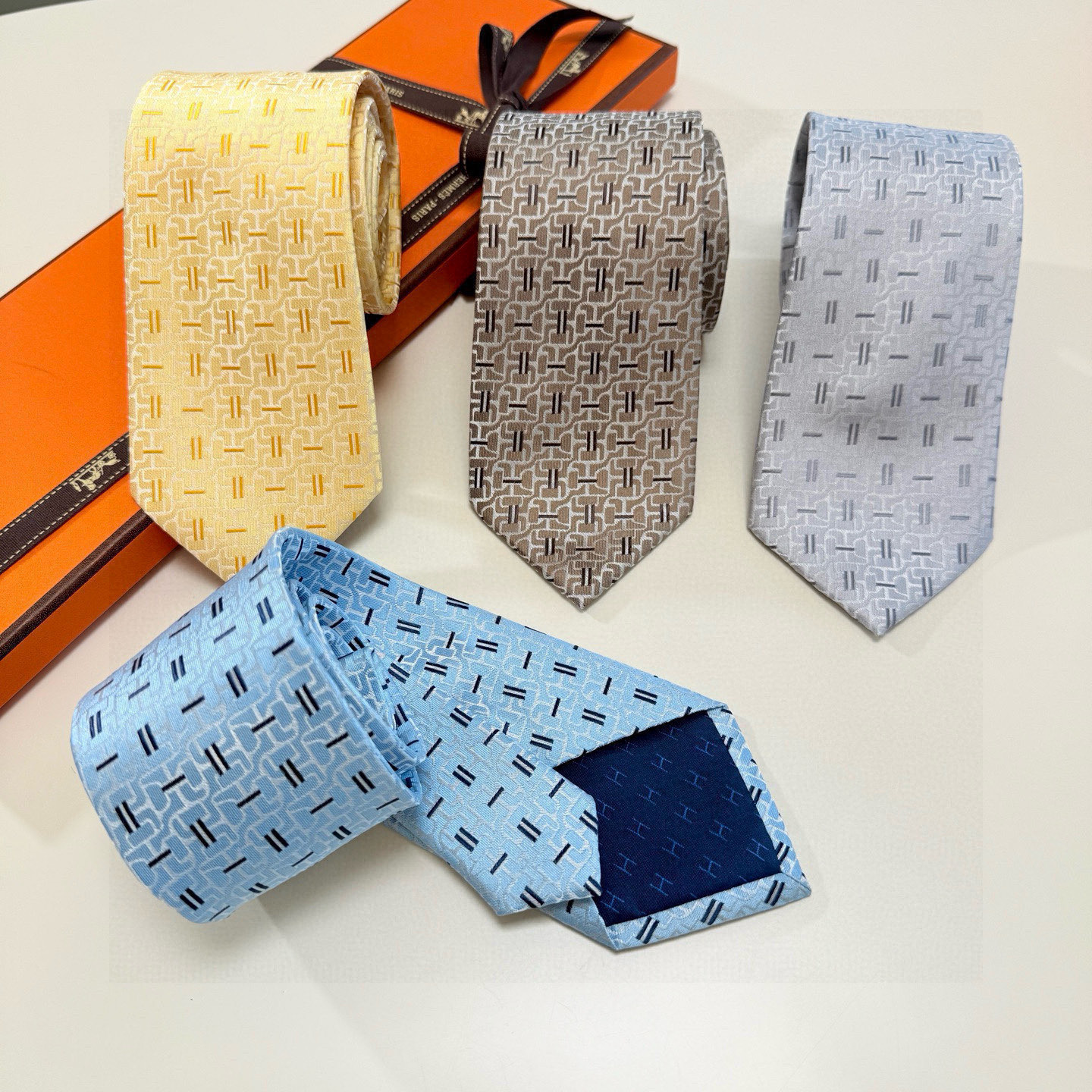 H柄 ネクタイ ハイブランド調 結婚式 ホスト 衣装 高級シルク調 光沢 水色 - 画像 4