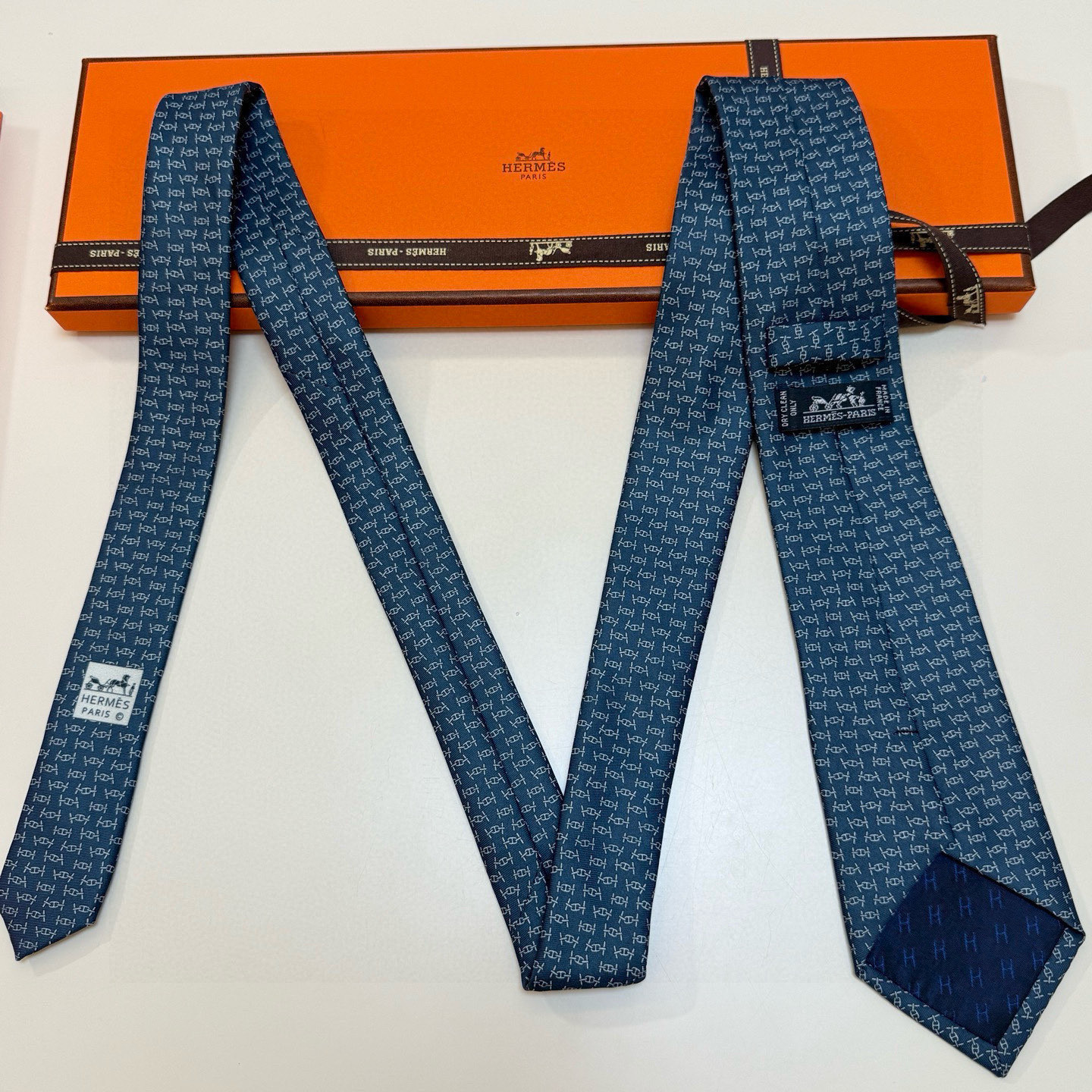 H柄 ネクタイ ハイブランド調 結婚式 ホスト 衣装 高級シルク調 光沢 ネイビー - 画像 6