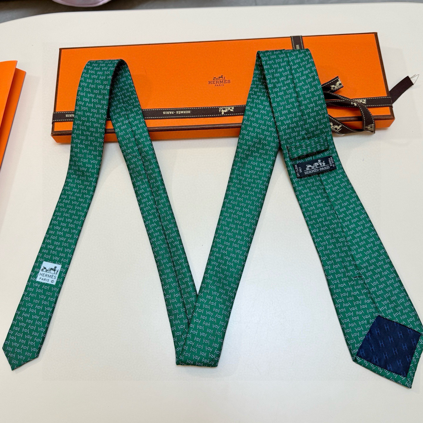 H柄 ネクタイ ハイブランド調 結婚式 ホスト 衣装 高級シルク調 光沢 水色 - 画像 9