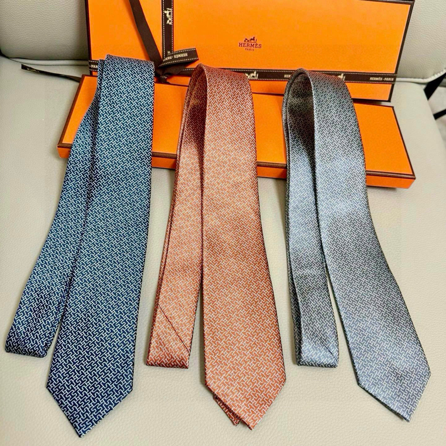 H提花柄 ネクタイ ハイブランド調 結婚式 ホスト 衣装 高級シルク調 光沢 ネイビー - 画像 3