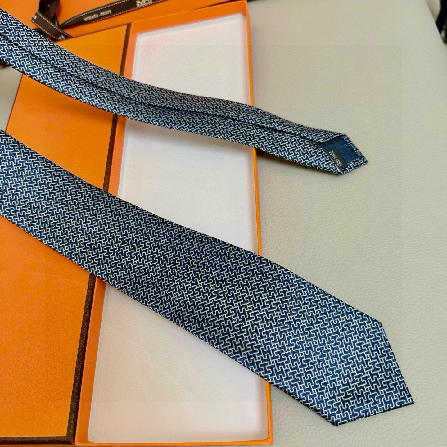 H提花柄 ネクタイ ハイブランド調 結婚式 ホスト 衣装 高級シルク調 光沢 ネイビー - 画像 7