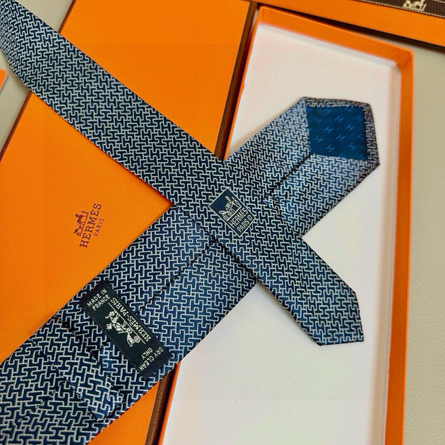 H提花柄 ネクタイ ハイブランド調 結婚式 ホスト 衣装 高級シルク調 光沢 ネイビー - 画像 8