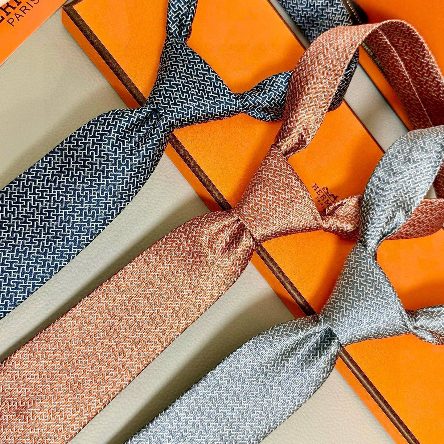 H織り ネクタイ ハイブランド調 結婚式 ホスト 衣装 高級シルク調 光沢 水色 - 画像 3