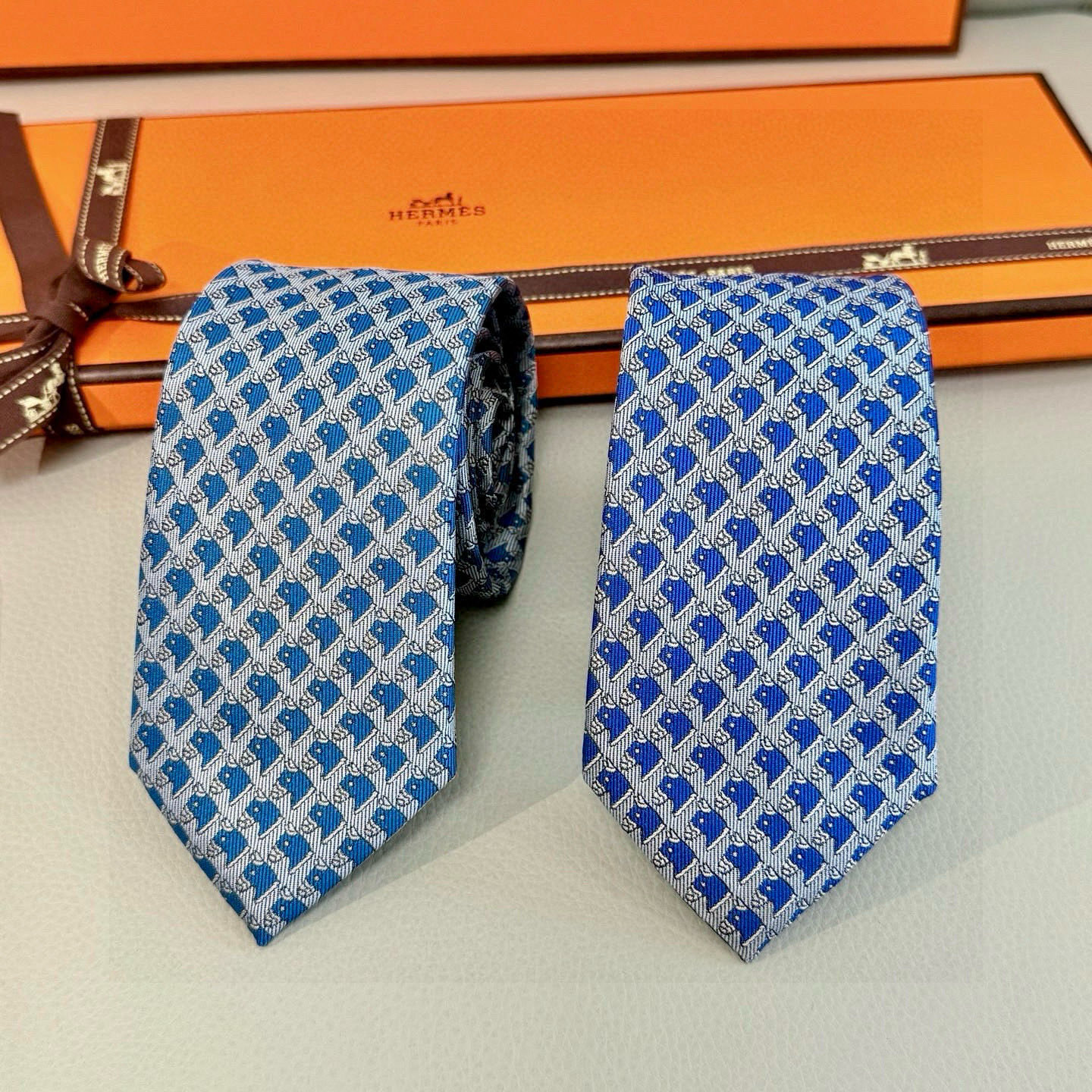 エレガント柄 ネクタイ ハイブランド調 結婚式 パーティ 衣装 高級シルク調 光沢 ライトブルー