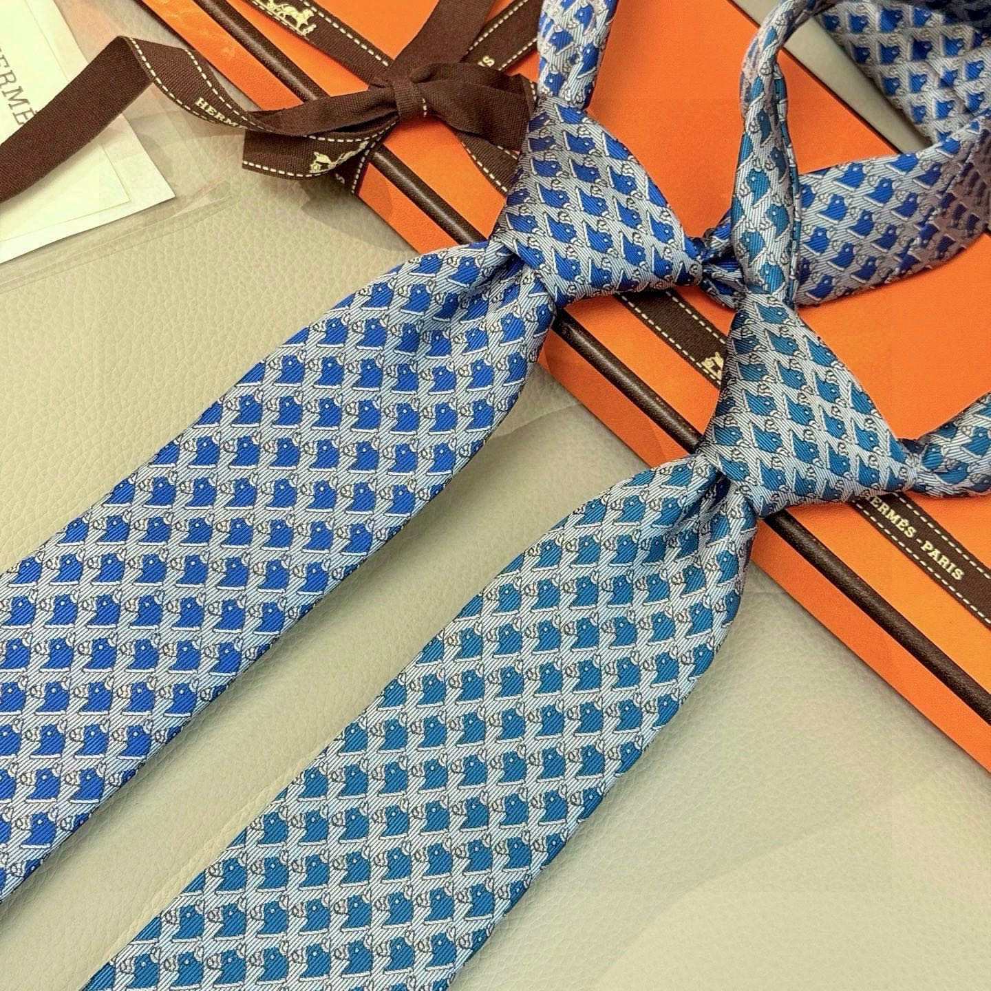 H柄 ネクタイ ハイブランド調 結婚式 ホスト 衣装 高級シルク調 光沢 水色 - 画像 2