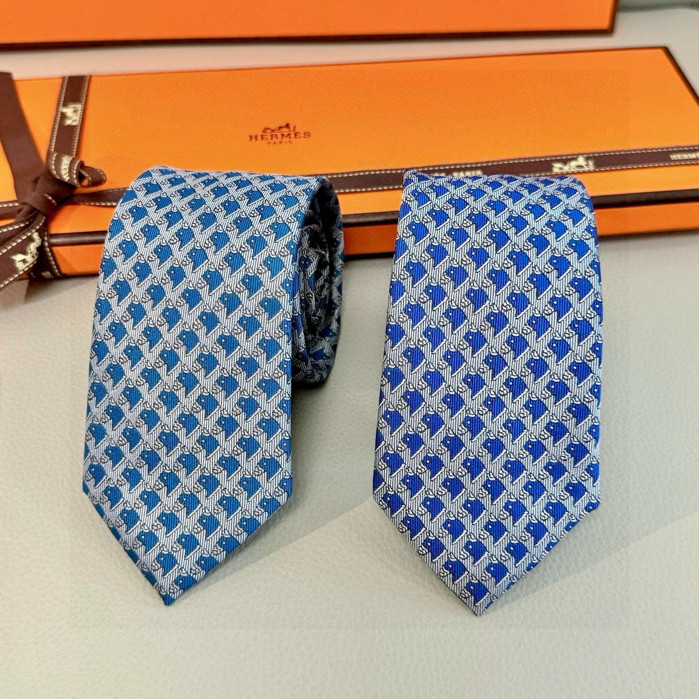エレガントなスカーフ柄 ネクタイ ヘルメス風 結婚式 ホスト 衣装 高級シルク調 光沢 水色