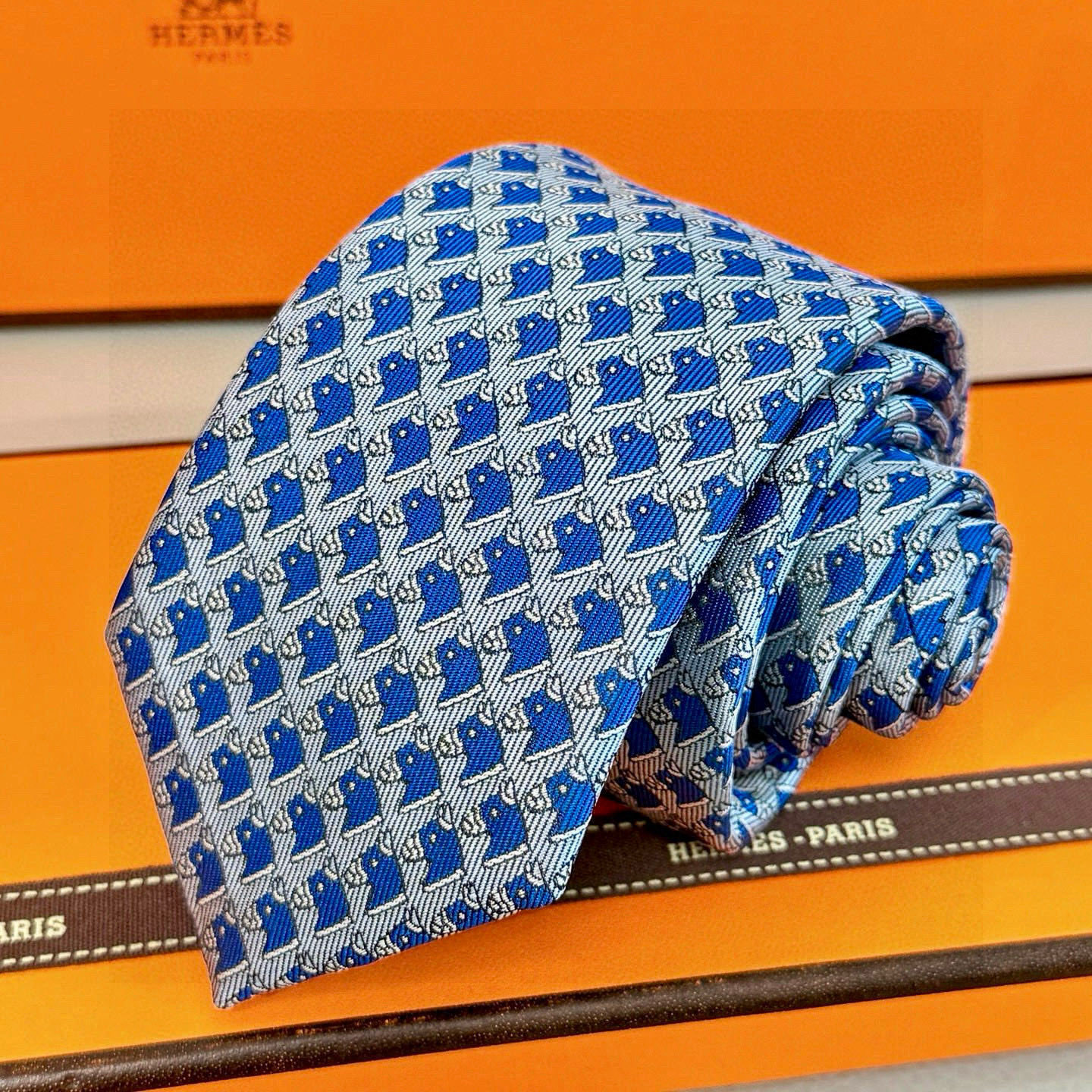 エレガントなスカーフ柄 ネクタイ ヘルメス風 結婚式 ホスト 衣装 高級シルク調 光沢 水色 - 画像 3
