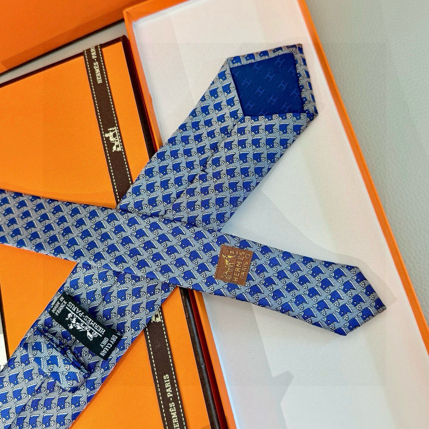 エレガントなスカーフ柄 ネクタイ ヘルメス風 結婚式 ホスト 衣装 高級シルク調 光沢 水色 - 画像 6