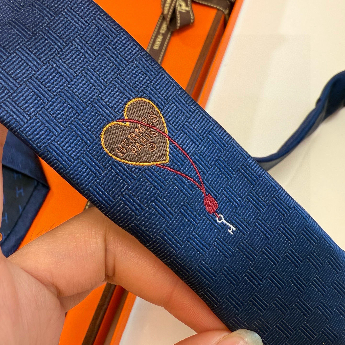 H織り ネクタイ ハイブランド調 結婚式 ホスト 衣装 高級シルク調 光沢 ネイビー - 画像 2