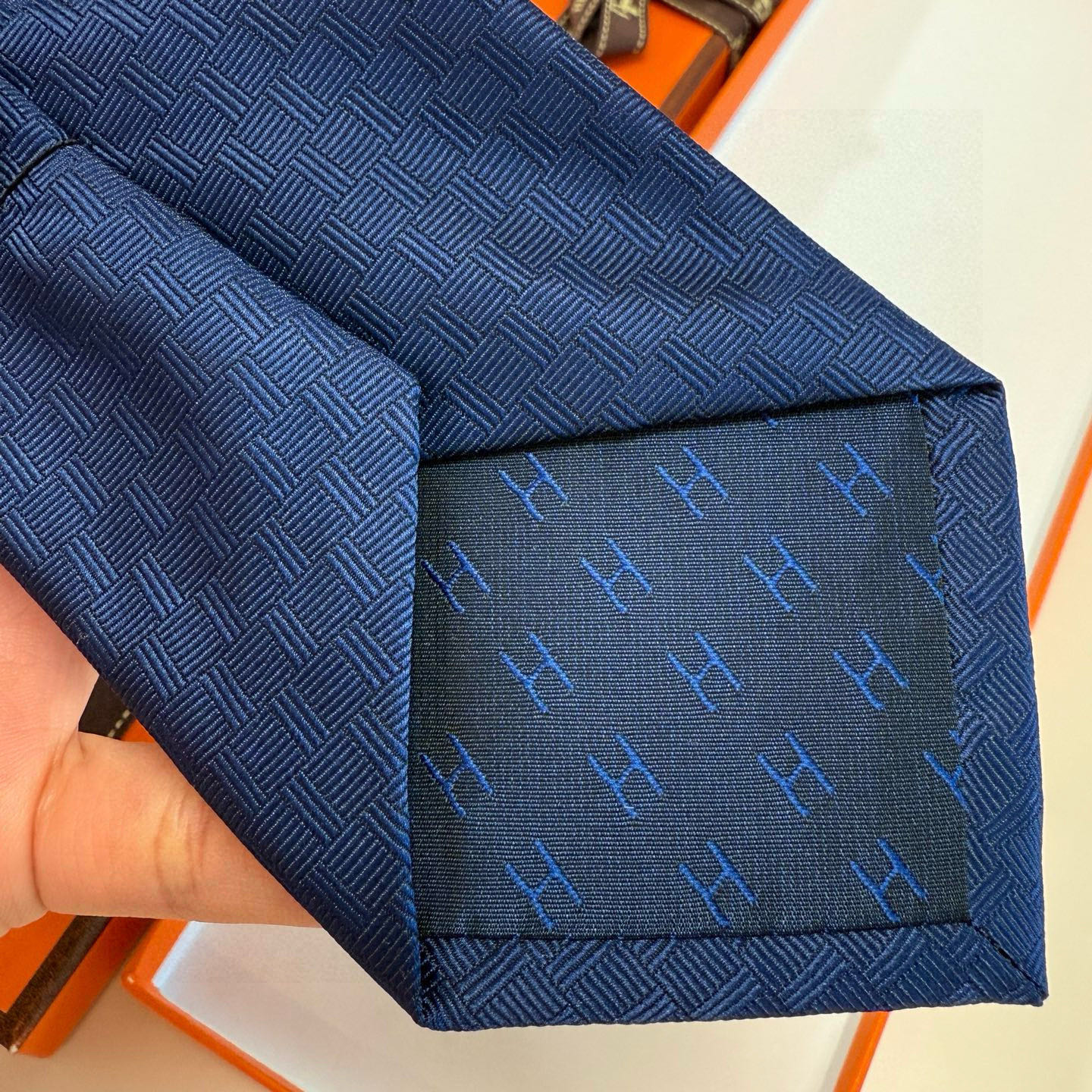 H織り ネクタイ ハイブランド調 結婚式 ホスト 衣装 高級シルク調 光沢 ネイビー - 画像 3