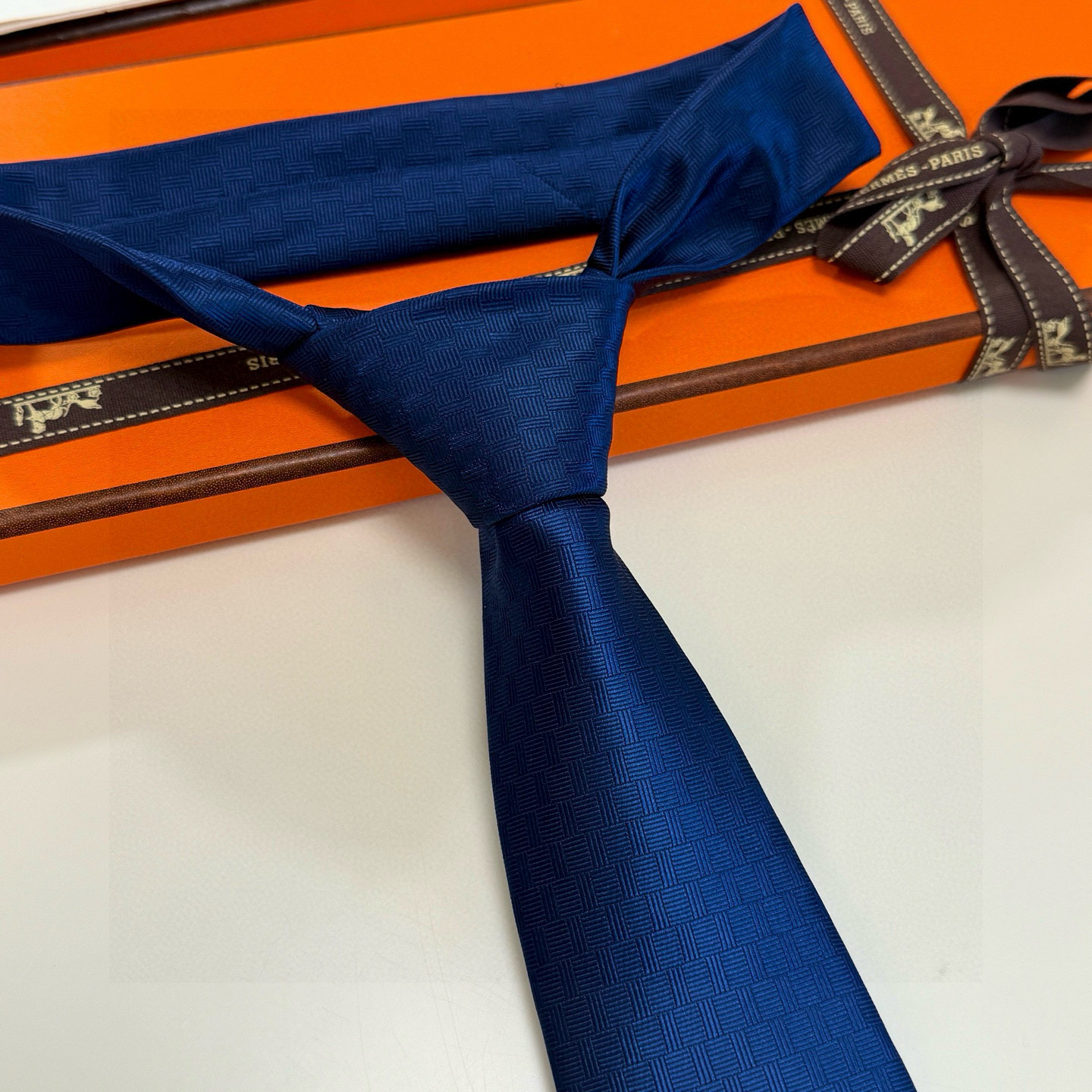 H織り ネクタイ ハイブランド調 結婚式 ホスト 衣装 高級シルク調 光沢 ネイビー - 画像 4