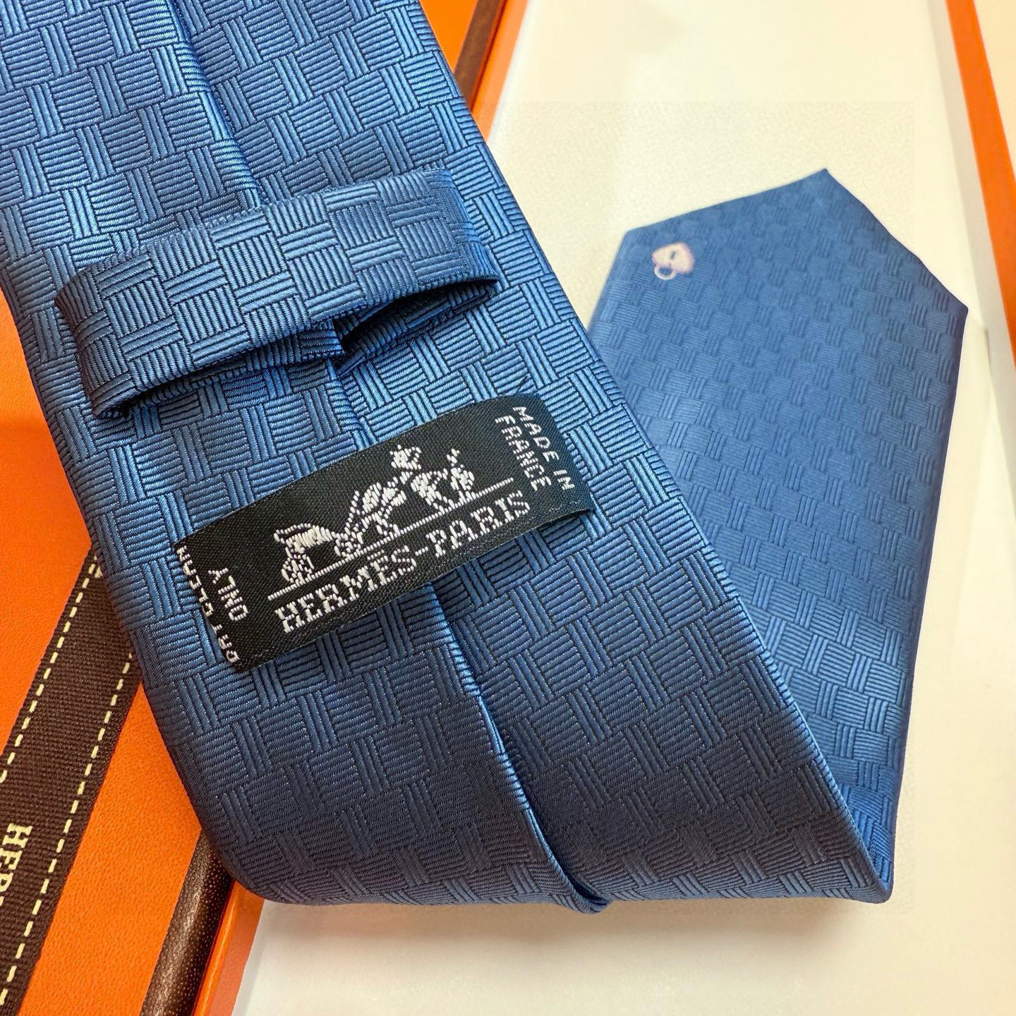 H織り ネクタイ ハイブランド調 結婚式 ホスト 衣装 高級シルク調 光沢 ネイビー - 画像 2