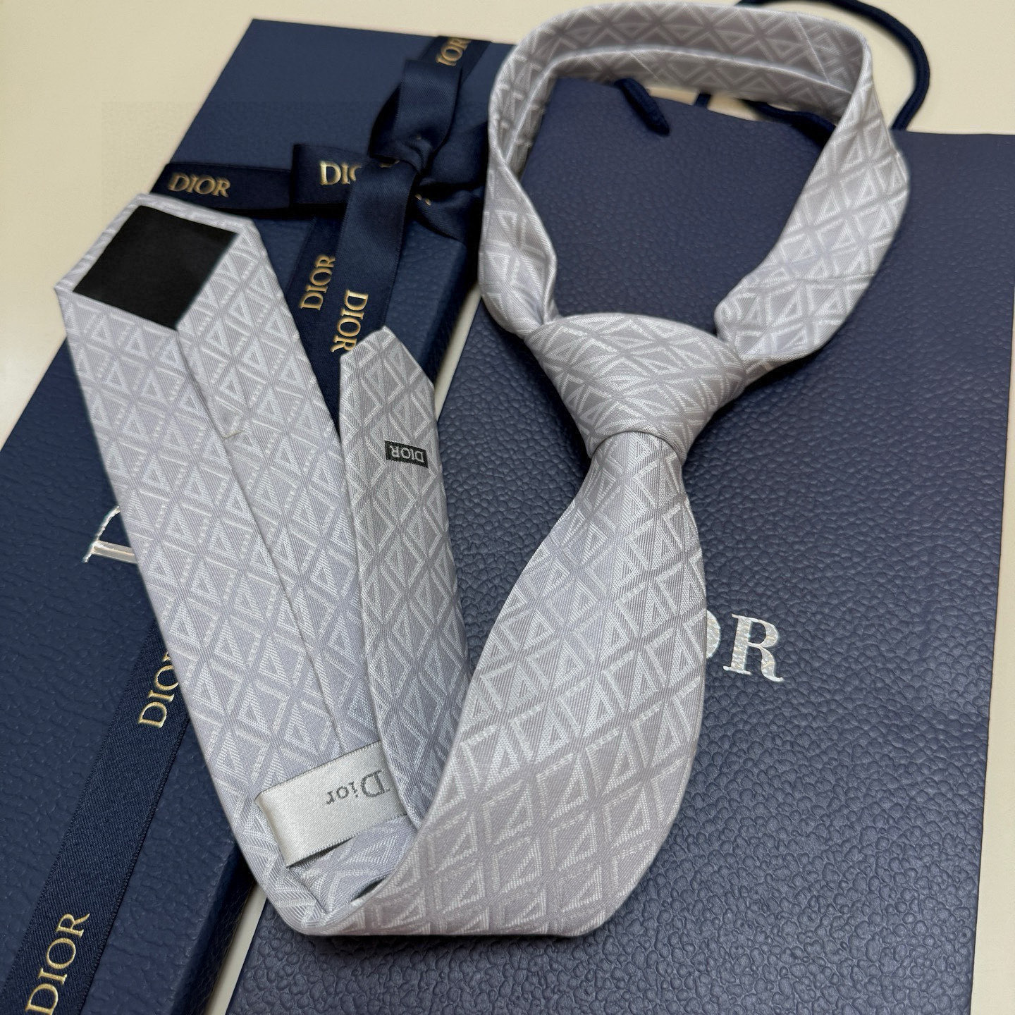 ダイヤモンド柄 ネクタイ ディオール調 結婚式 ホスト プレゼント 高級シルク調 光沢 水色 - 画像 3