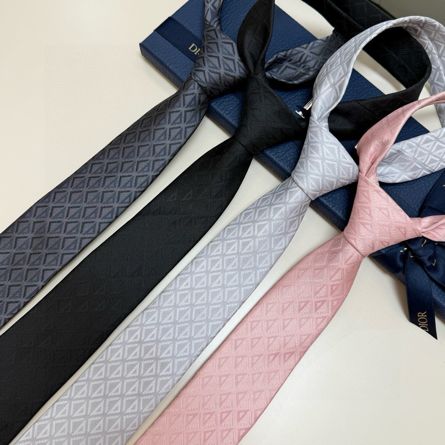 ダイヤモンド柄 ネクタイ ダイヤモンド風 ホスト パーティ 結婚式 高級シルク調 光沢 水色 - 画像 4