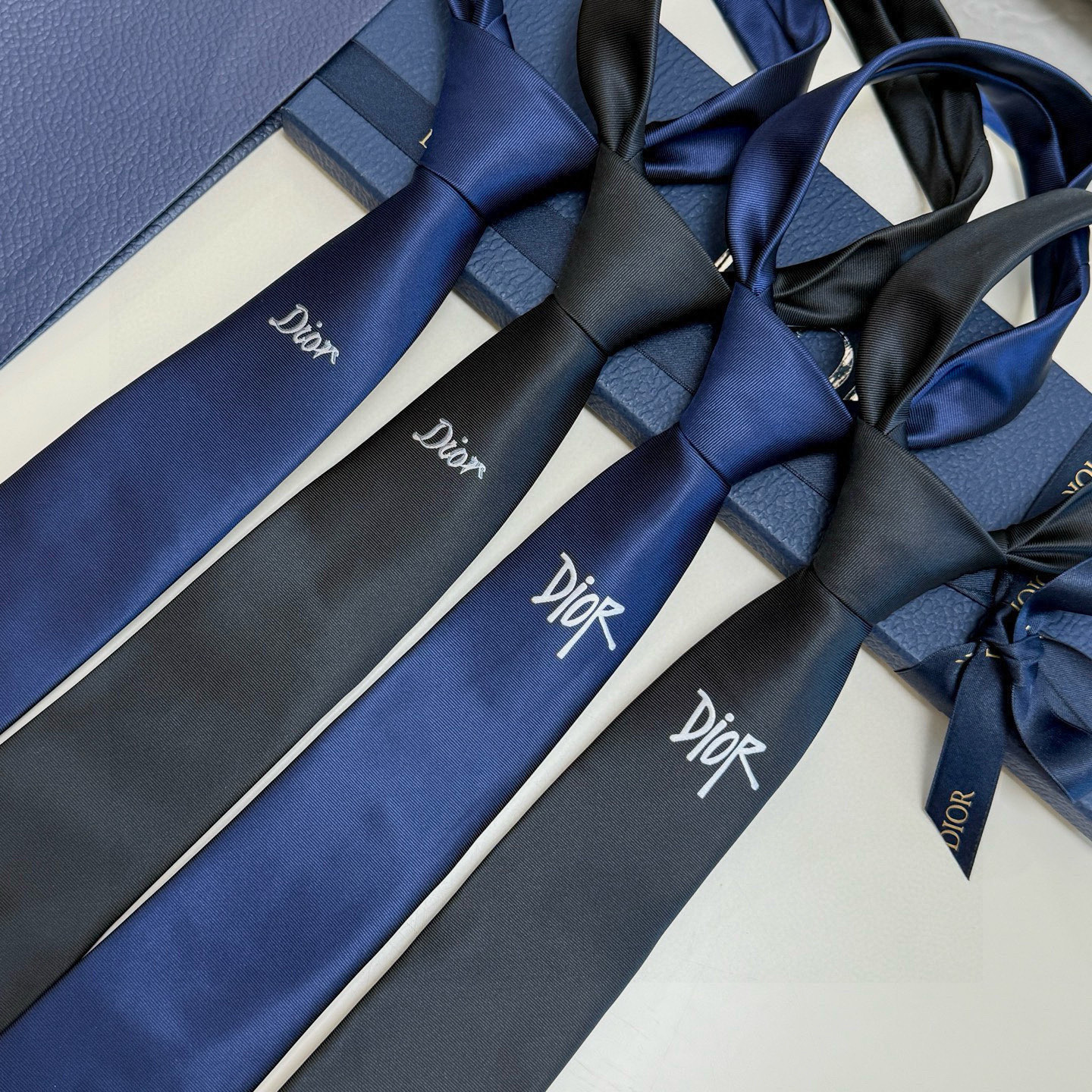 Dior風 ネクタイ ファッション プレゼント ホスト 衣装 高級シルク調 光沢 ネイビー - 画像 3