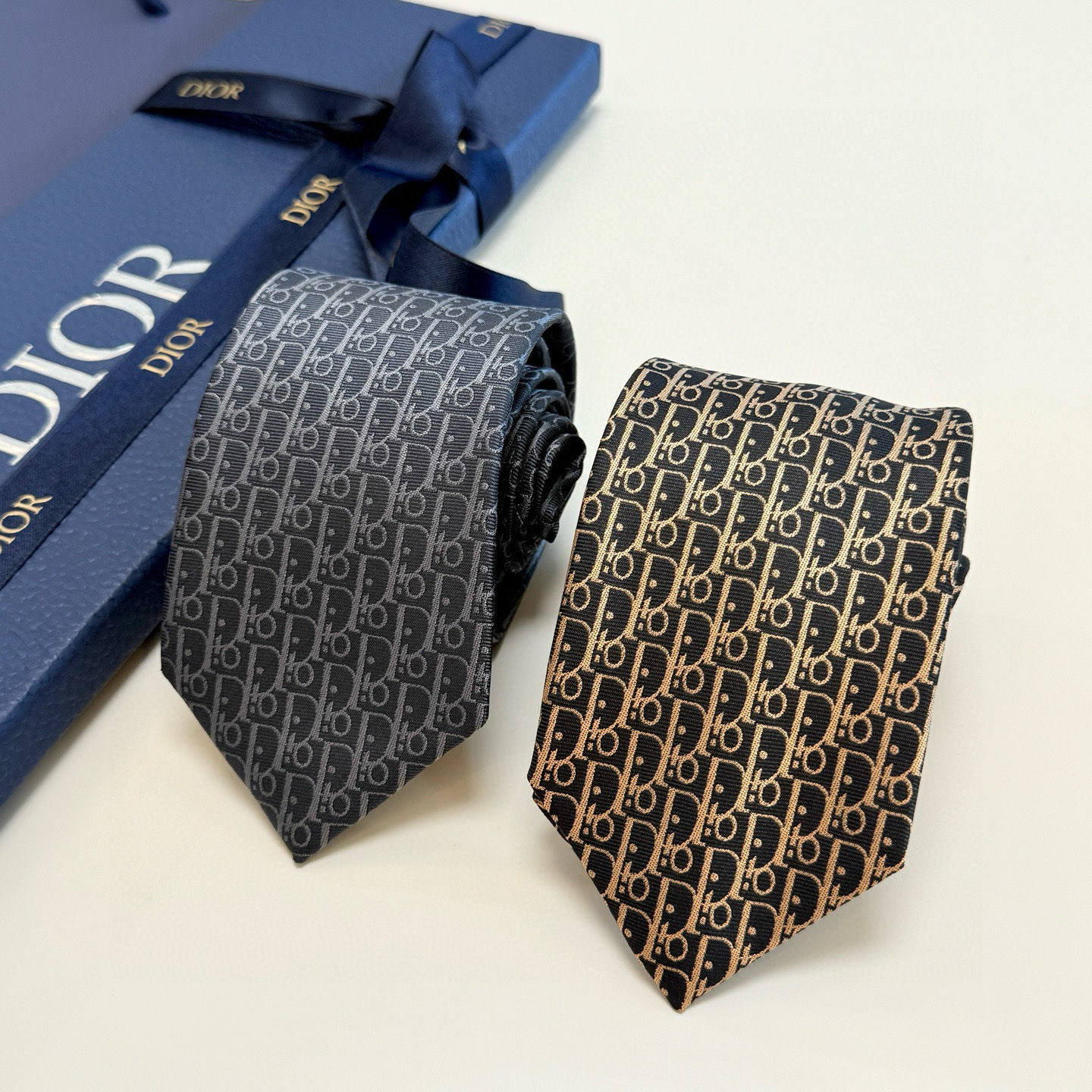 Dior風 ネクタイ ハイブランド調 結婚式 ホスト 衣装 高級シルク調 光沢 グレー
